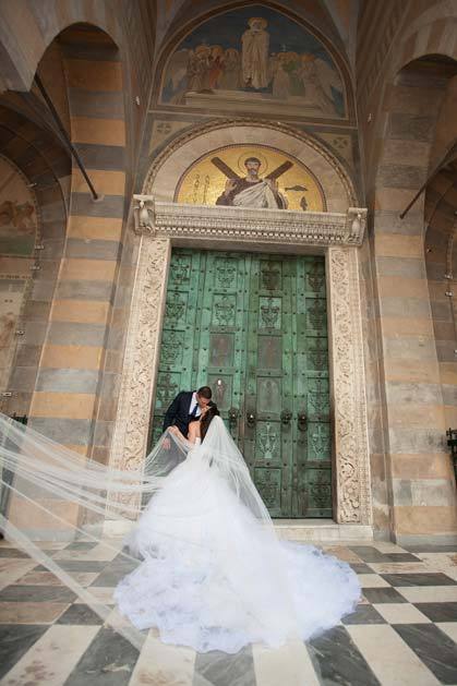 Bridal couple in front of the Duomo of St Andrews
