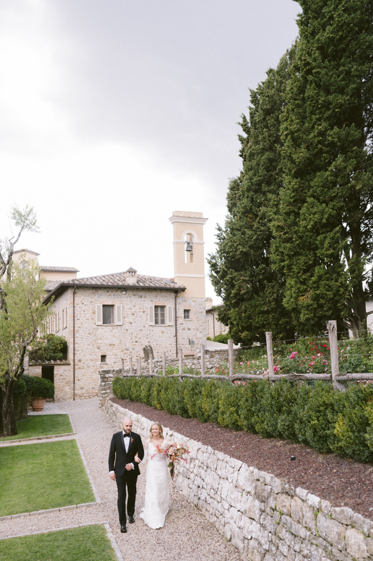 Bridal couple in the gardens of Castiglion del Bosco