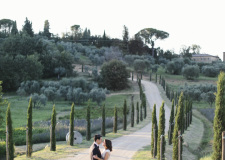 Bride and groom on the Tuscan hills