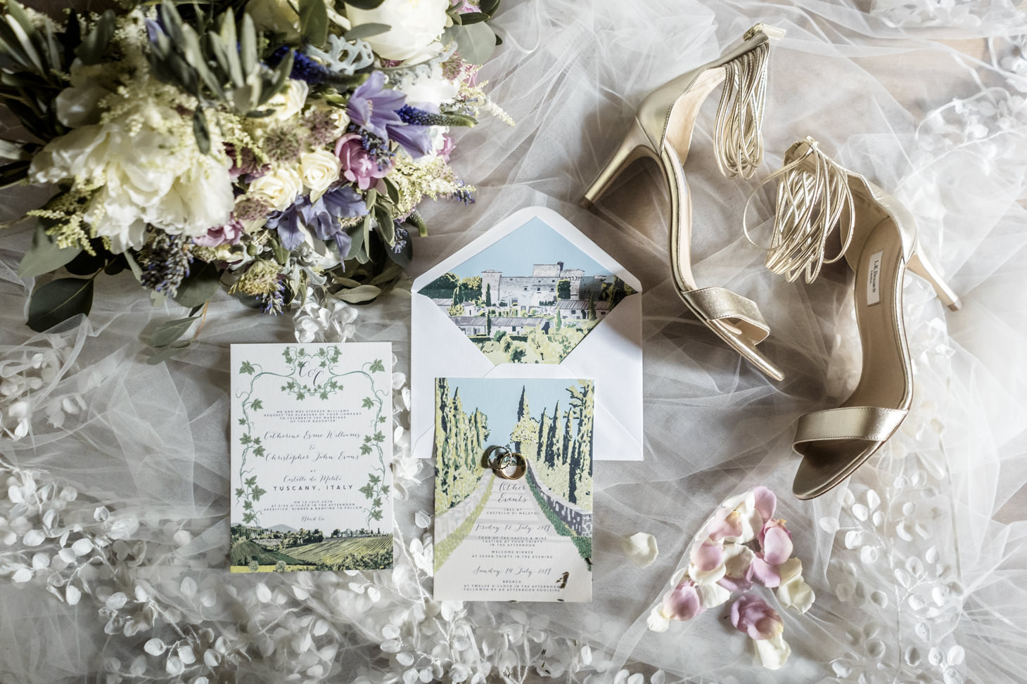 Wedding stationery & bridal bouquet