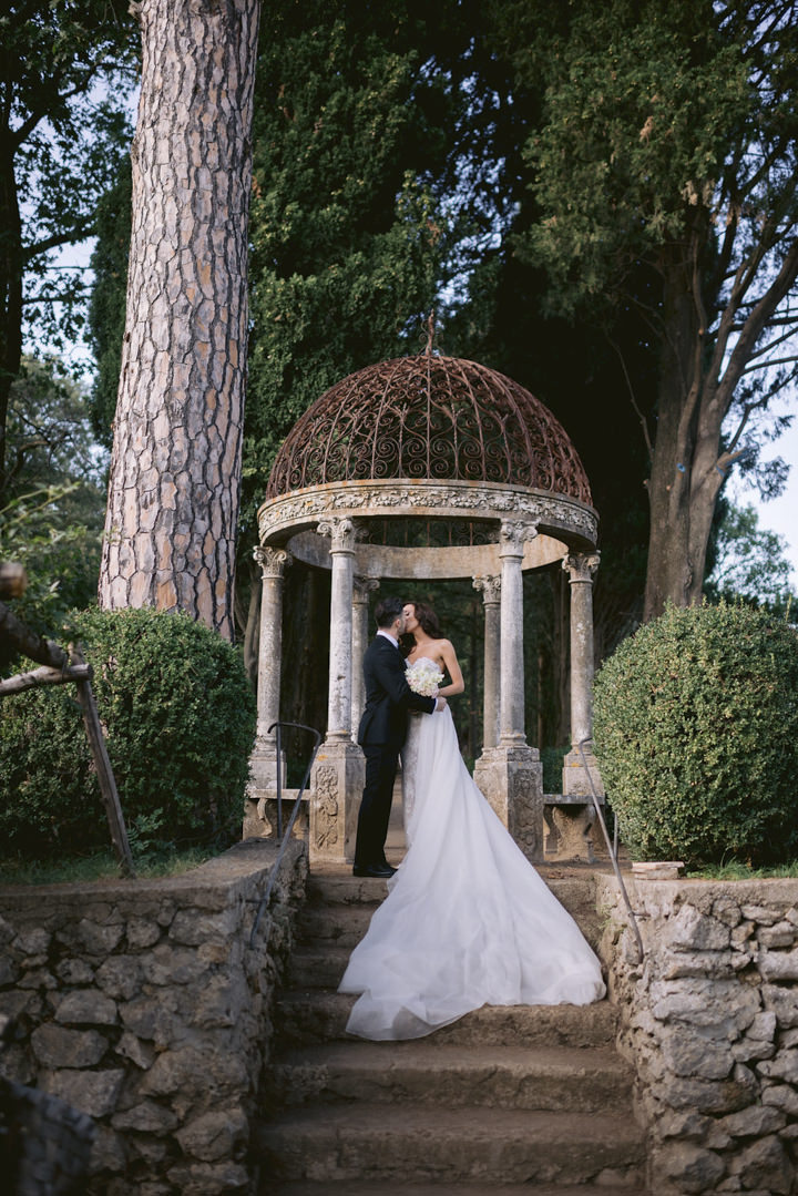 Bridal couple in the gardens of Villa Cimbrone