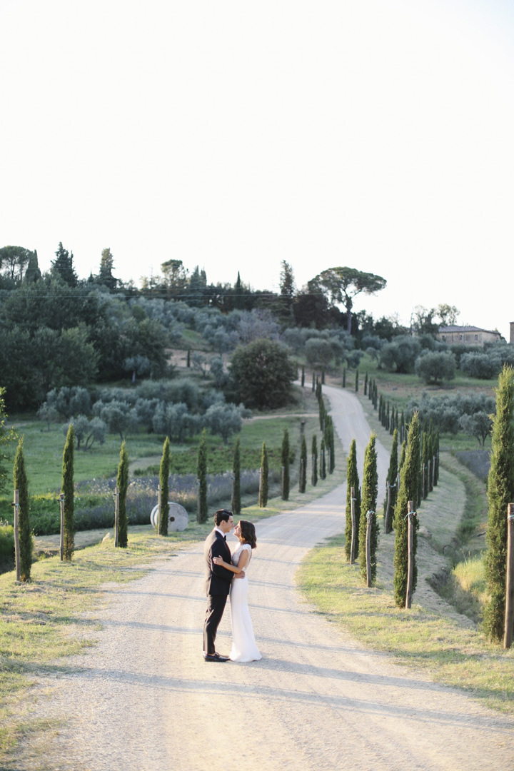 Bride and groom on the Tuscan hills