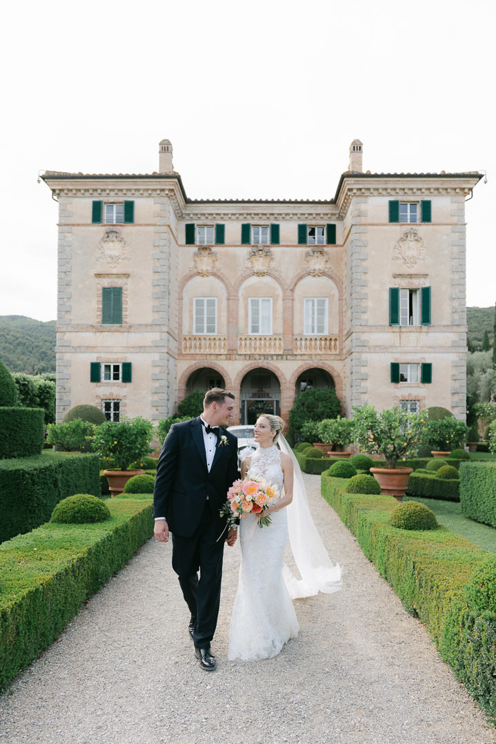 Newlyweds in Villa Cetinale Tuscany