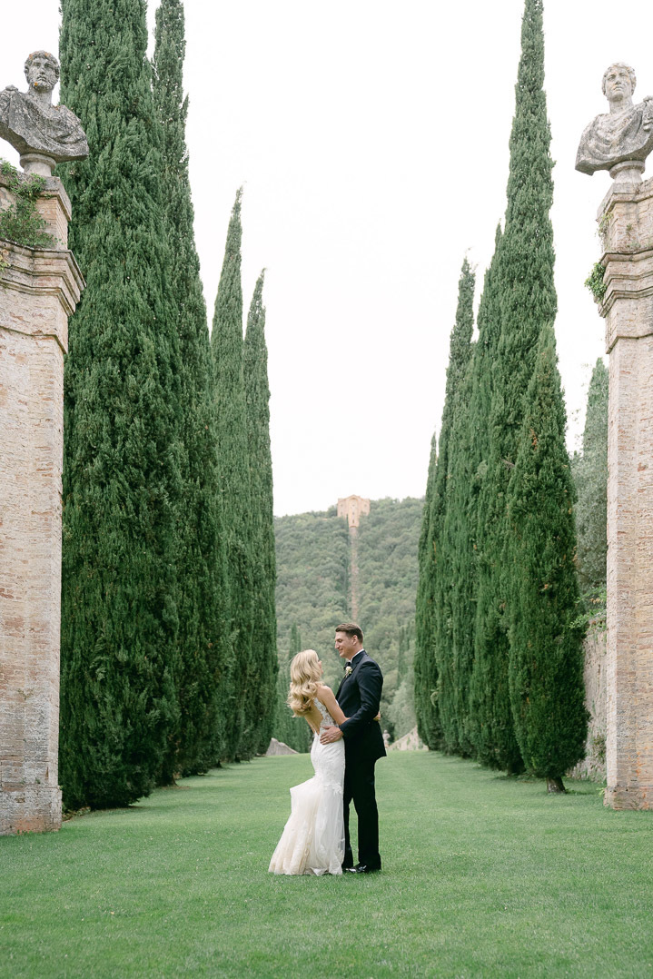 Bride and Groom in the gardens of Villa Cetinale