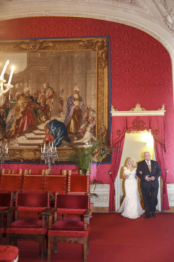 Arrival of the bride at the Red Hall