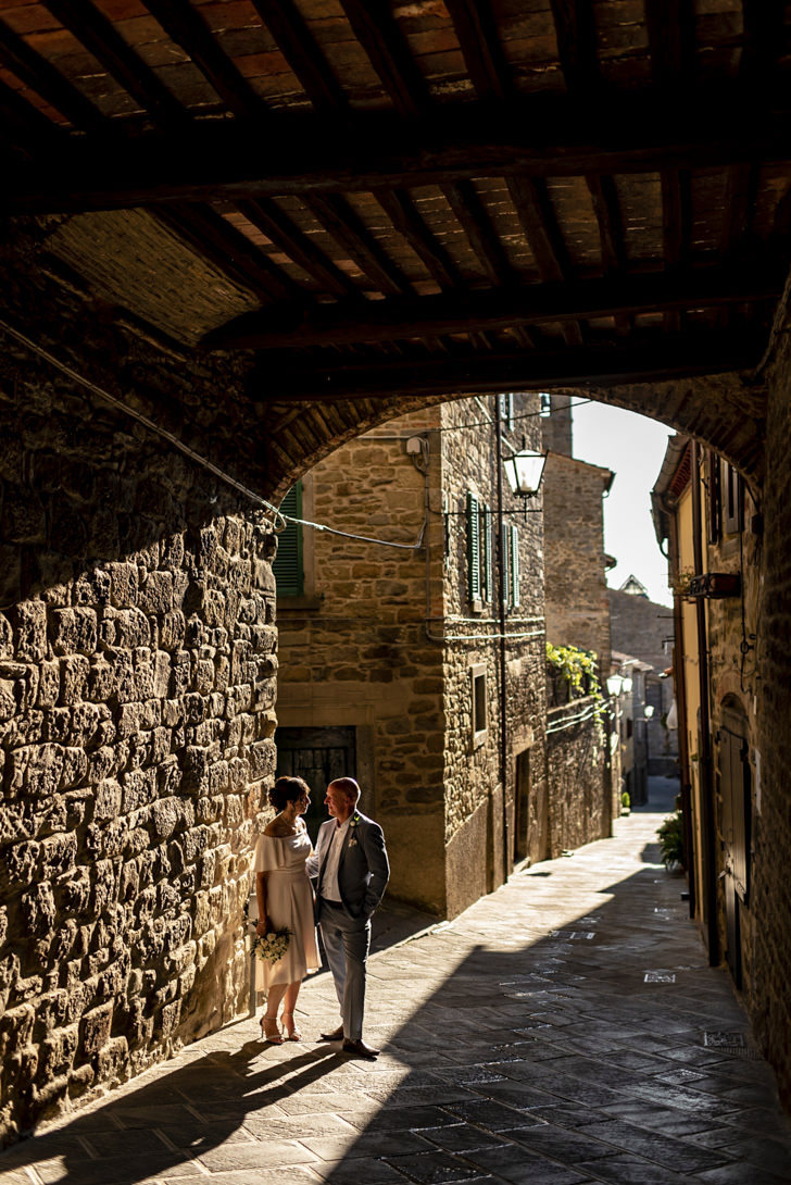 Bride and groom in Cortona old town
