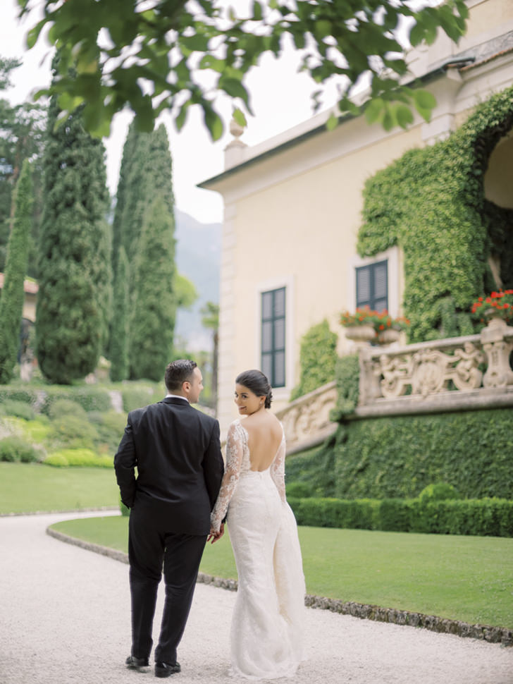 Bridal couple in the gardens