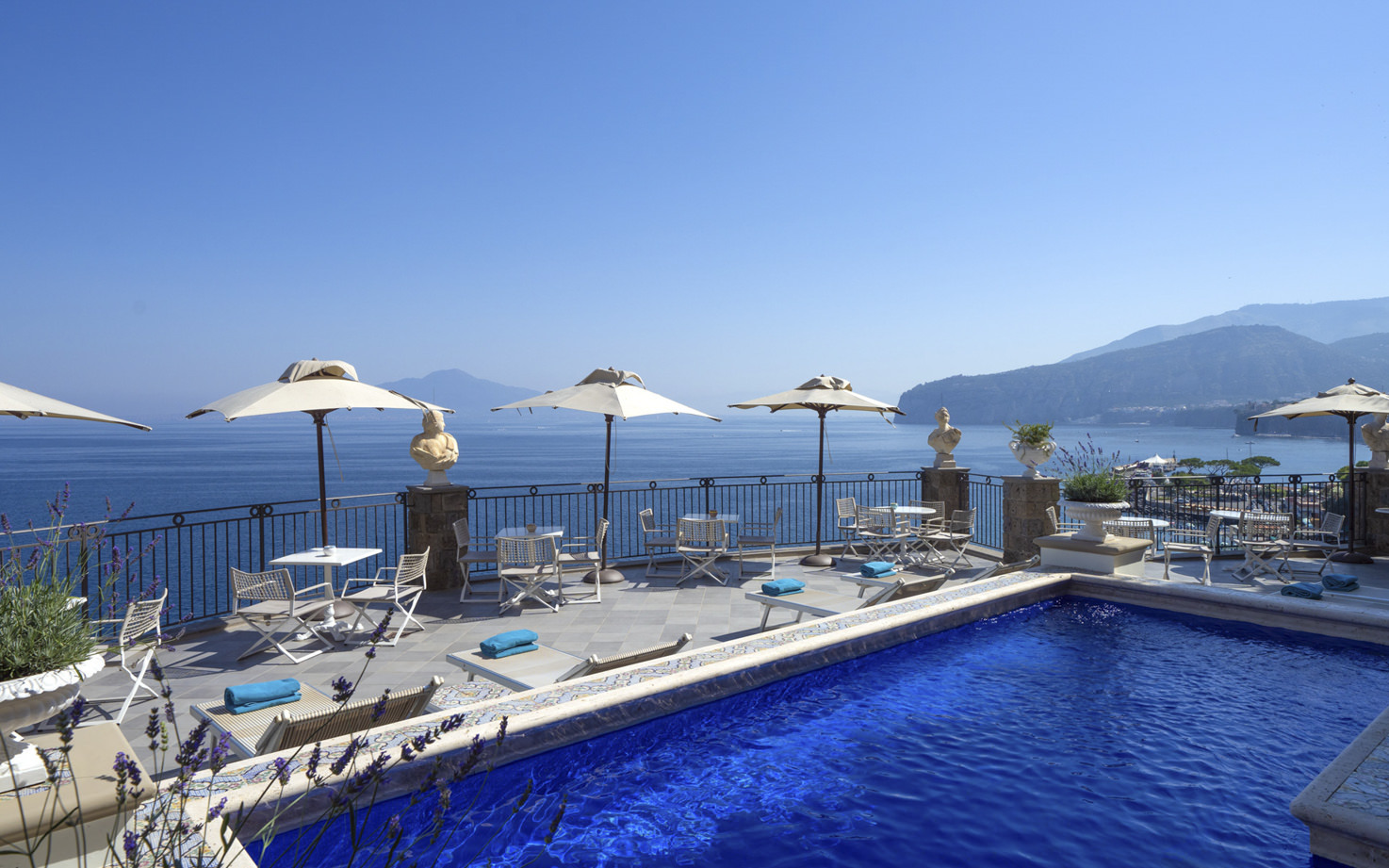 Terrace pool with sea view
