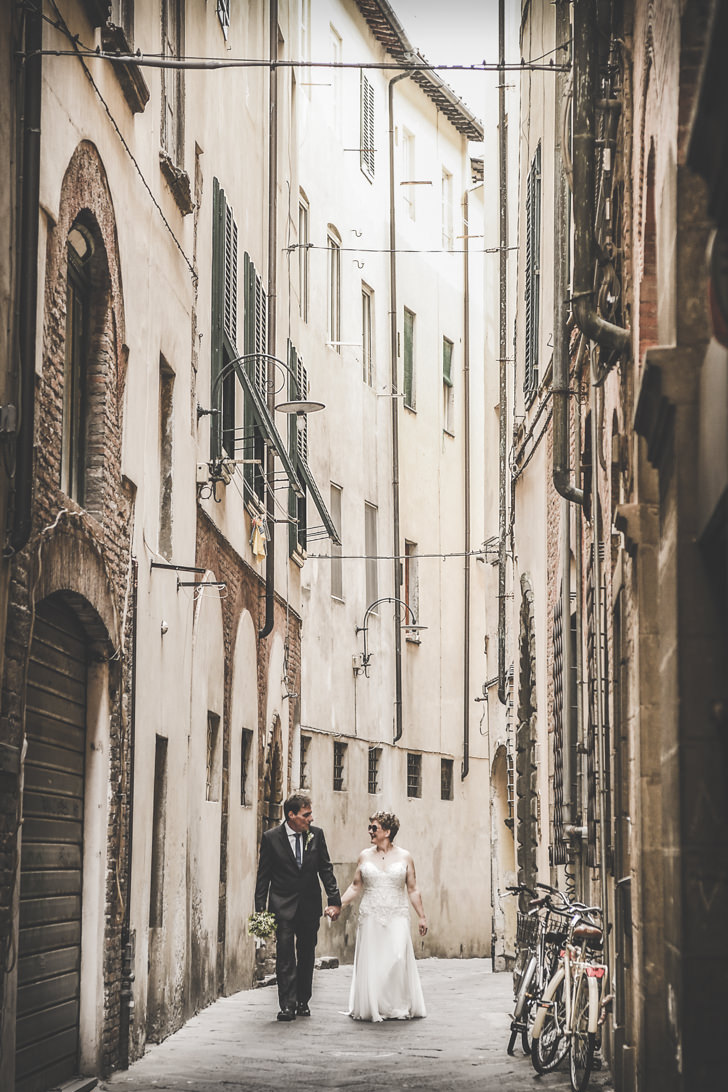 Bridal couple in the old town of Lucca