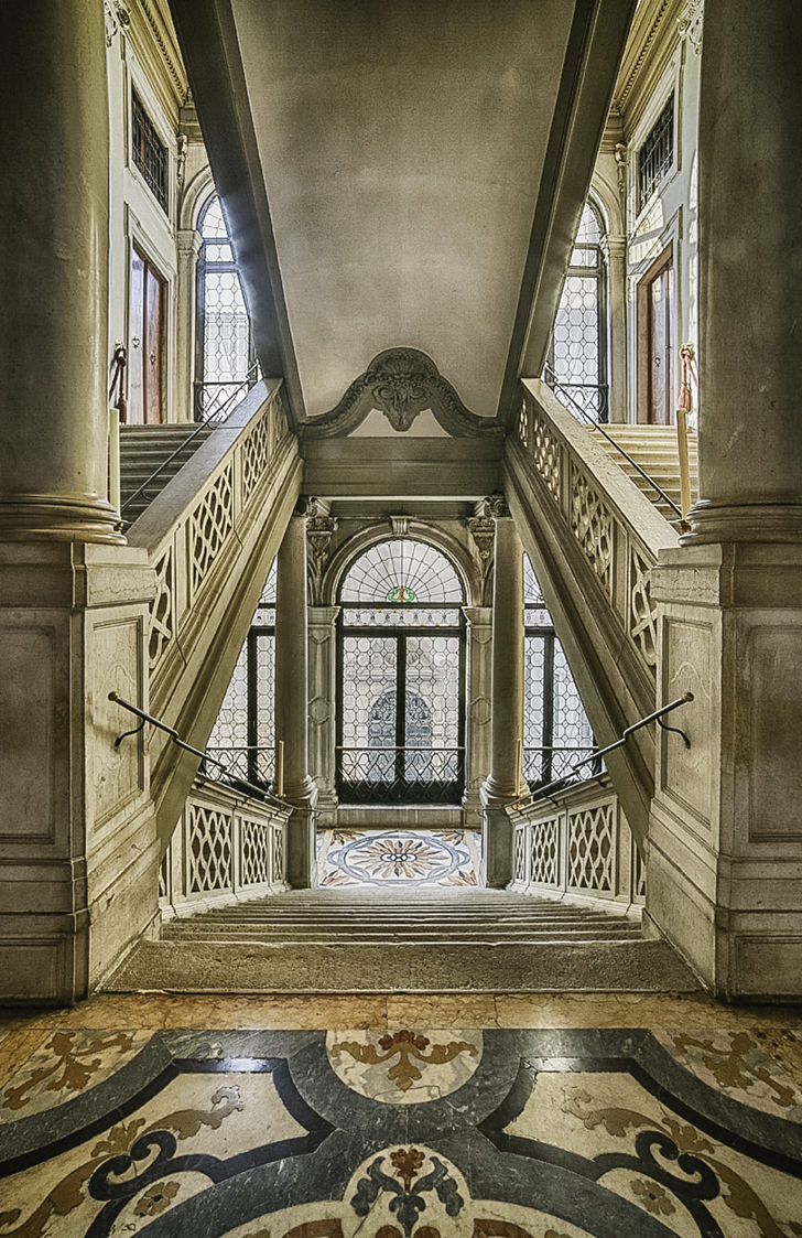 Palazzo Pisani Moretta, marble staircase