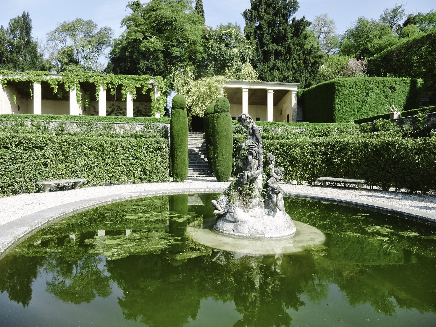 Fountain and Lemonaia in the gardens of Villa Rizzardi