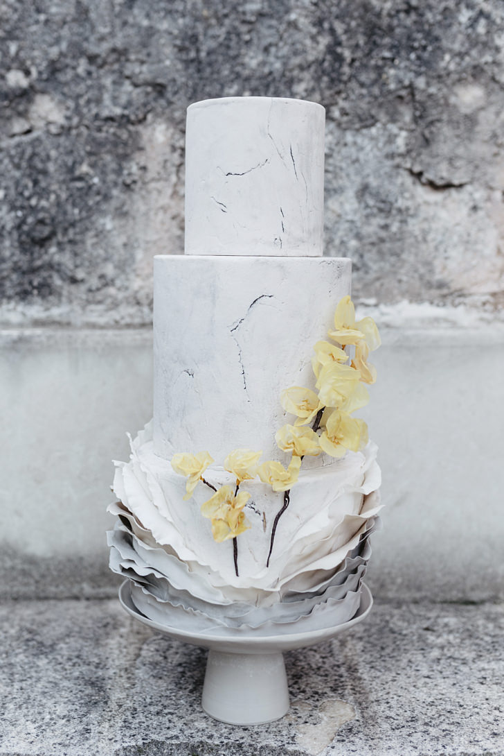 Minimal wedding cake
