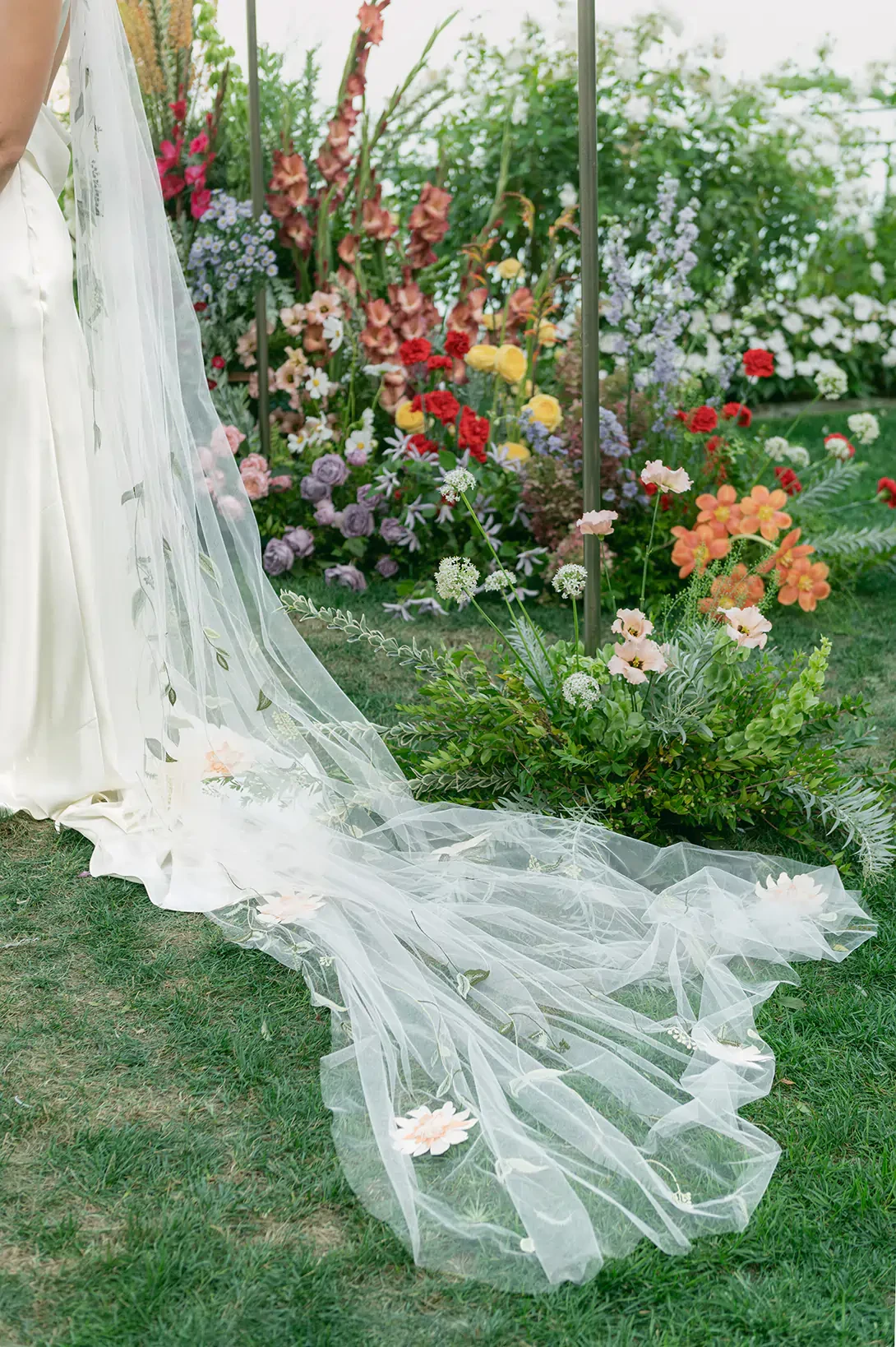 Bridal Elegance Amidst the embrace of nature