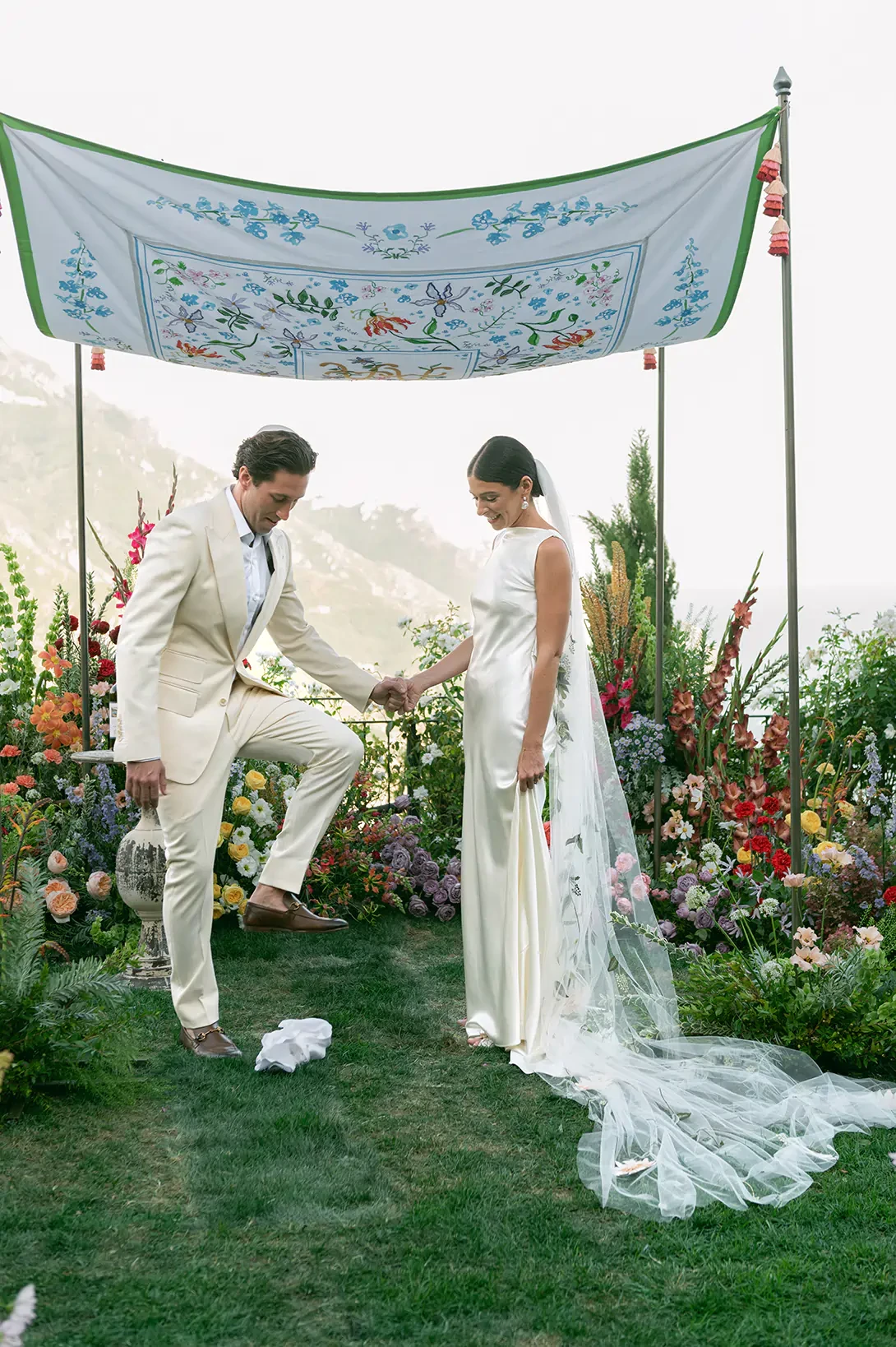 Groom Breaking the glass 