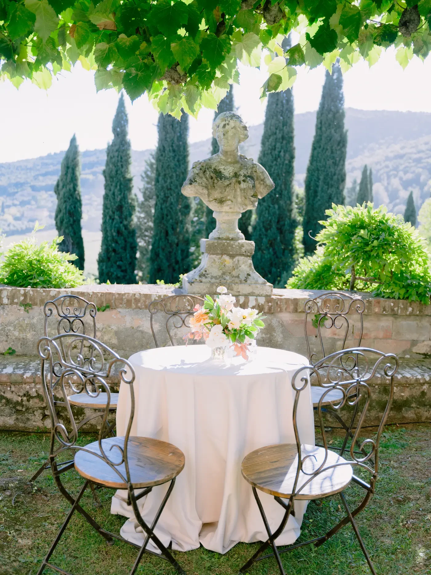 Tablesetting and floral at wedding aperitif in Villa Cetinale