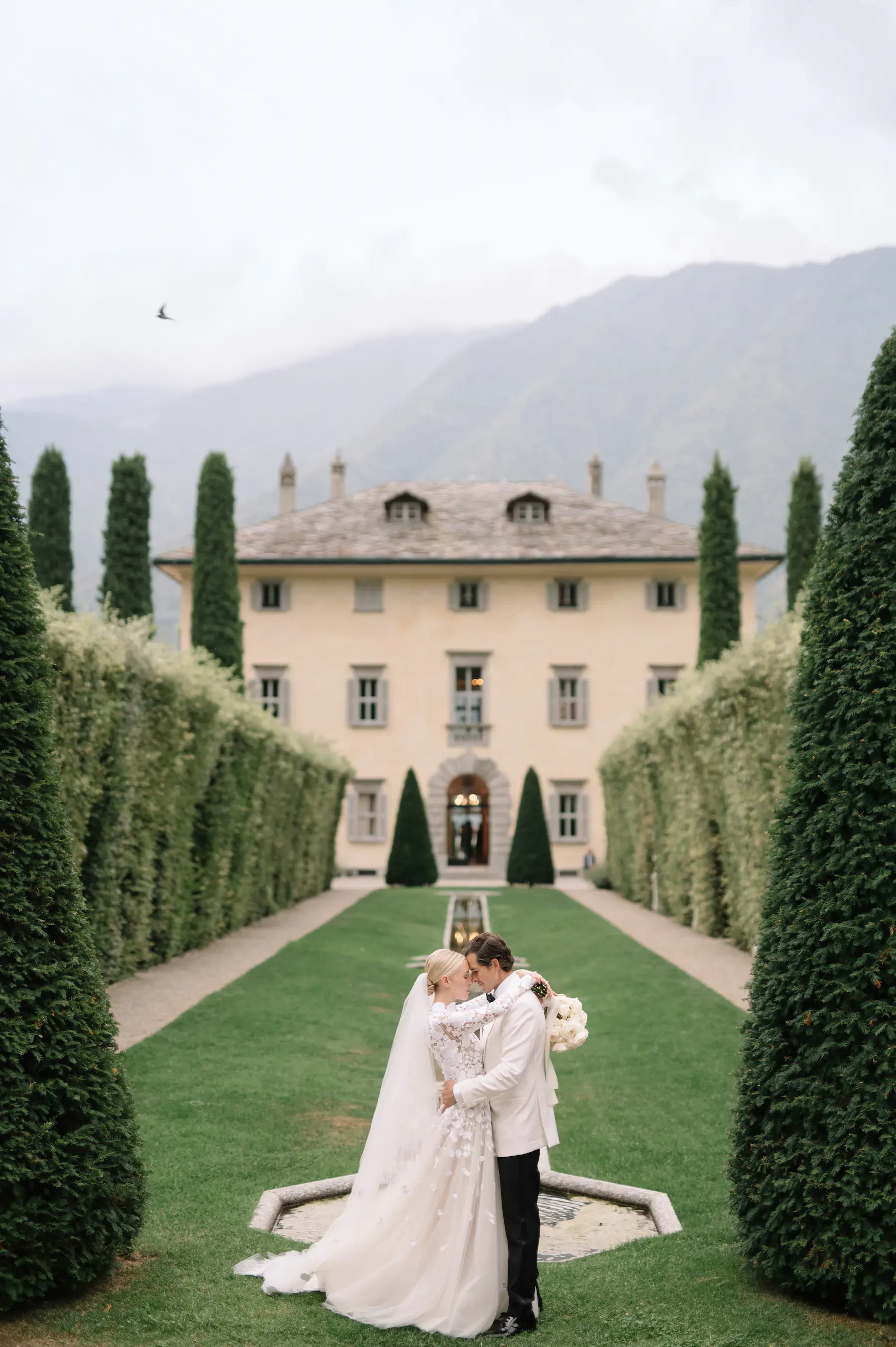 newlyweds portrait in Villa Balbiano