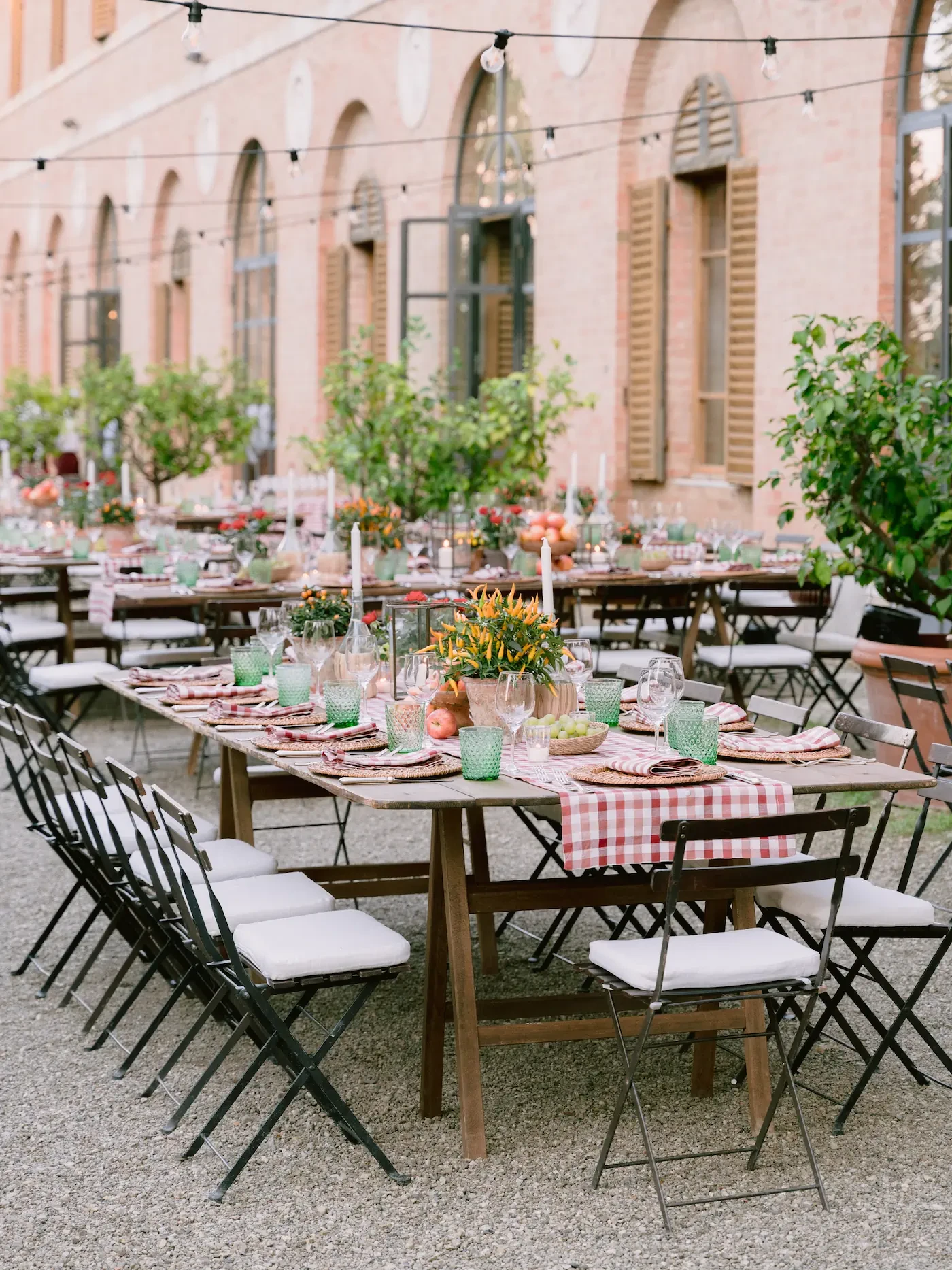 traditional welcome dinner wedding tablesetting in siena