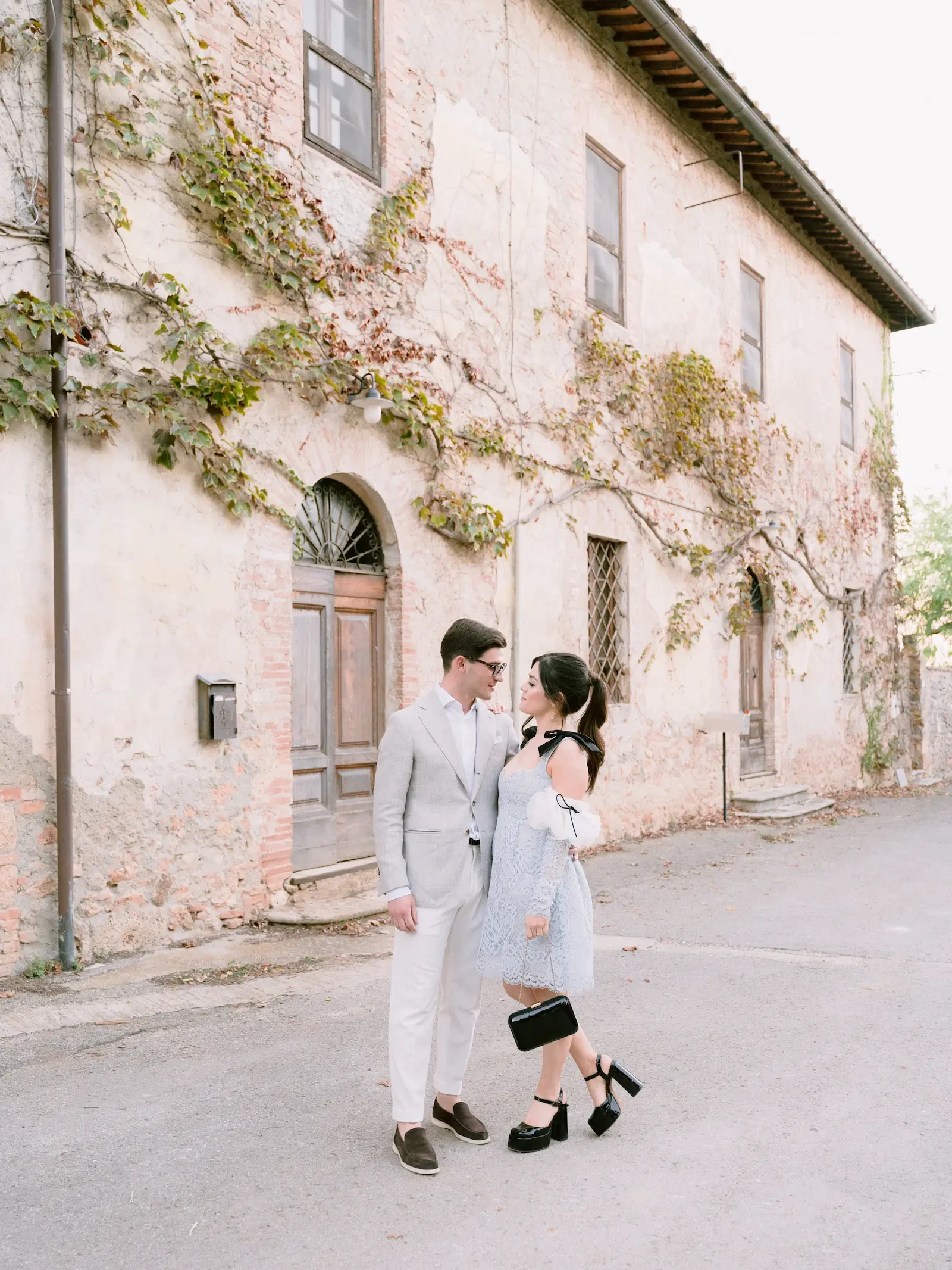 Bride and Groom at the entrance of Tenuta Bichi Borghesi in siena