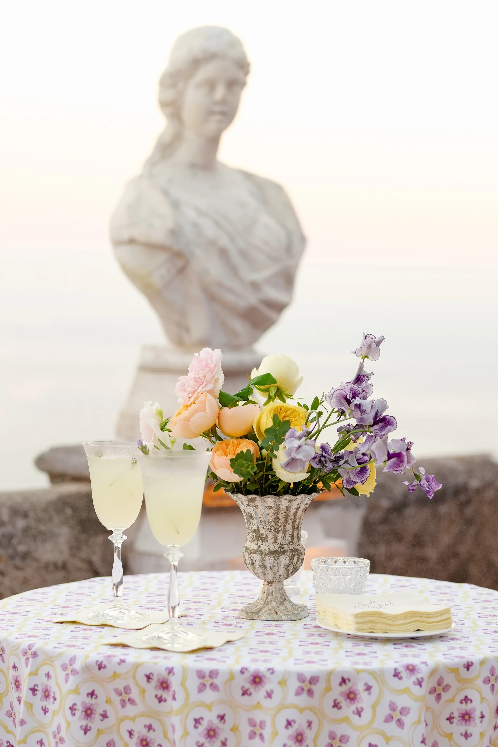 floreal decorations for cocktail party at villa cimbrone in Ravello infinity terrace 