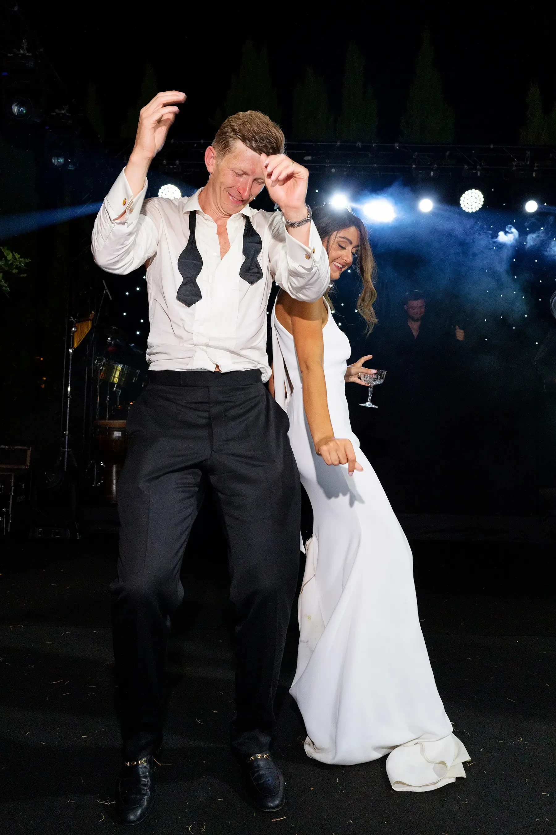 newlyweds dancing at the wedding party in villa cimbrone