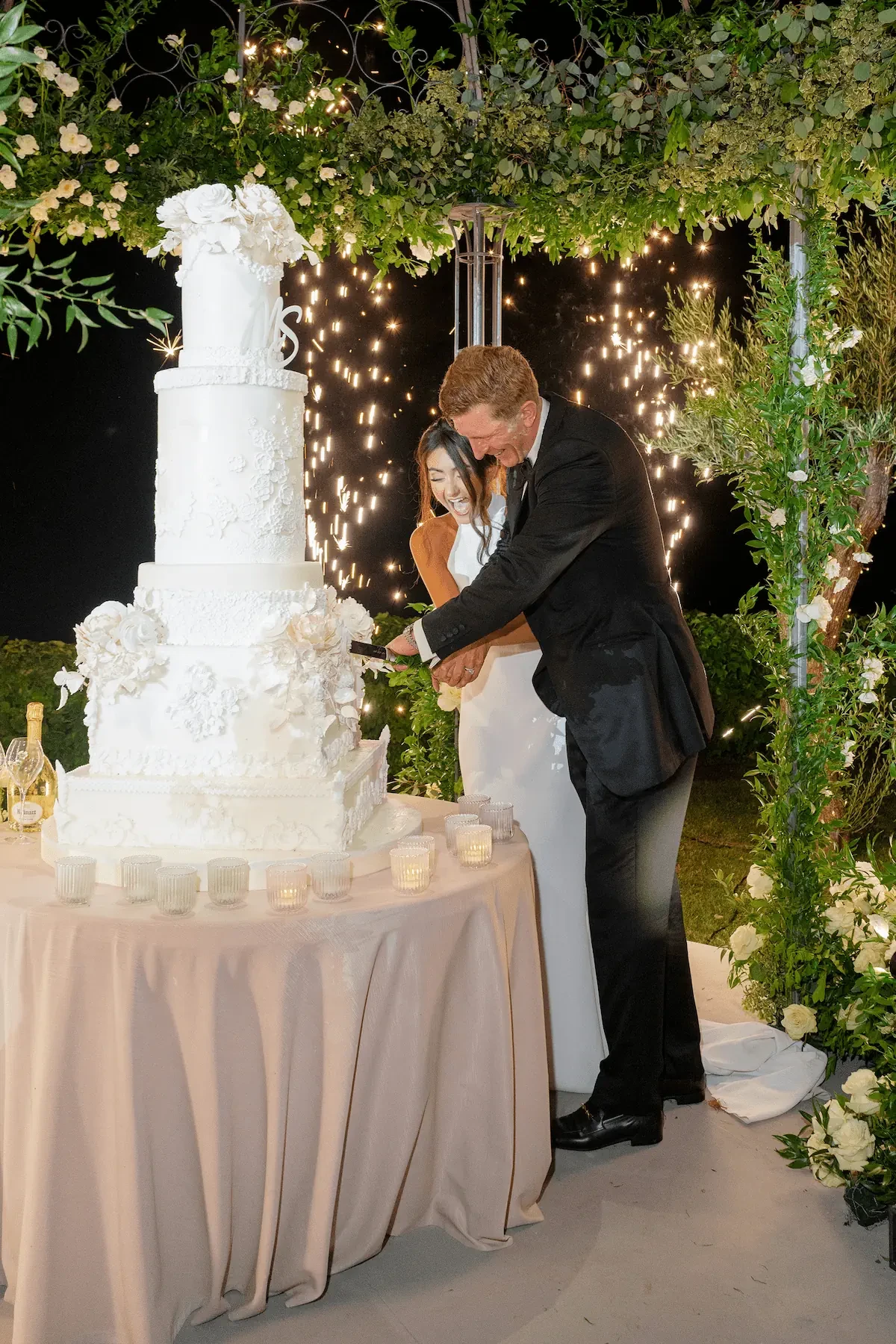 bride and groom cutting the cake at the wedding dinner in villa cimbrone in Ravello
