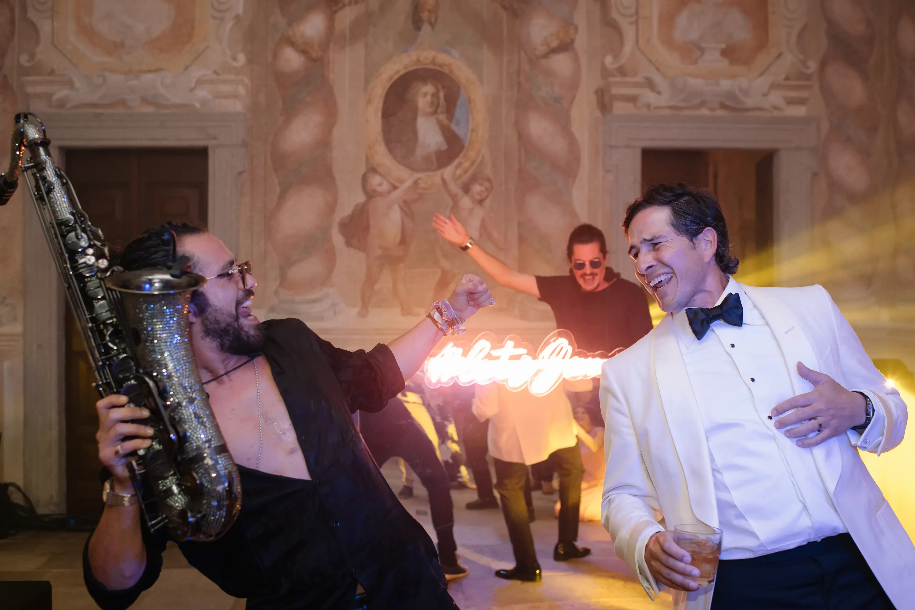 Groom celebrating with live music in Villa Balbiano