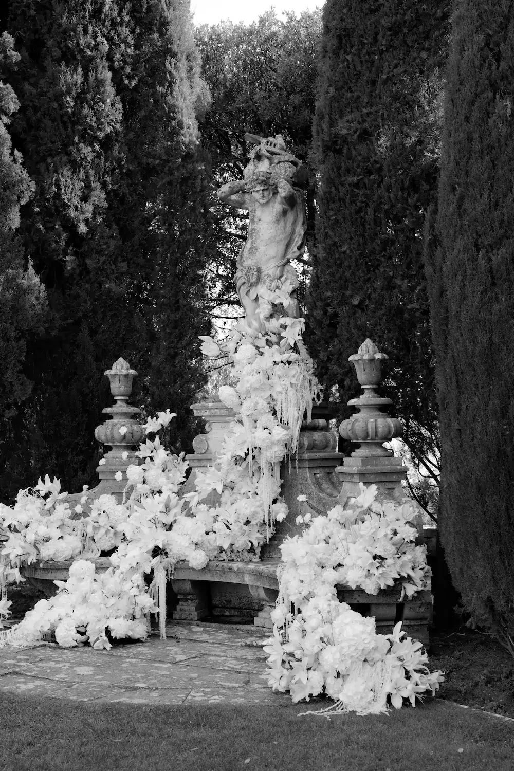 Black And White Wedding Ceremony Floral Decor Statue