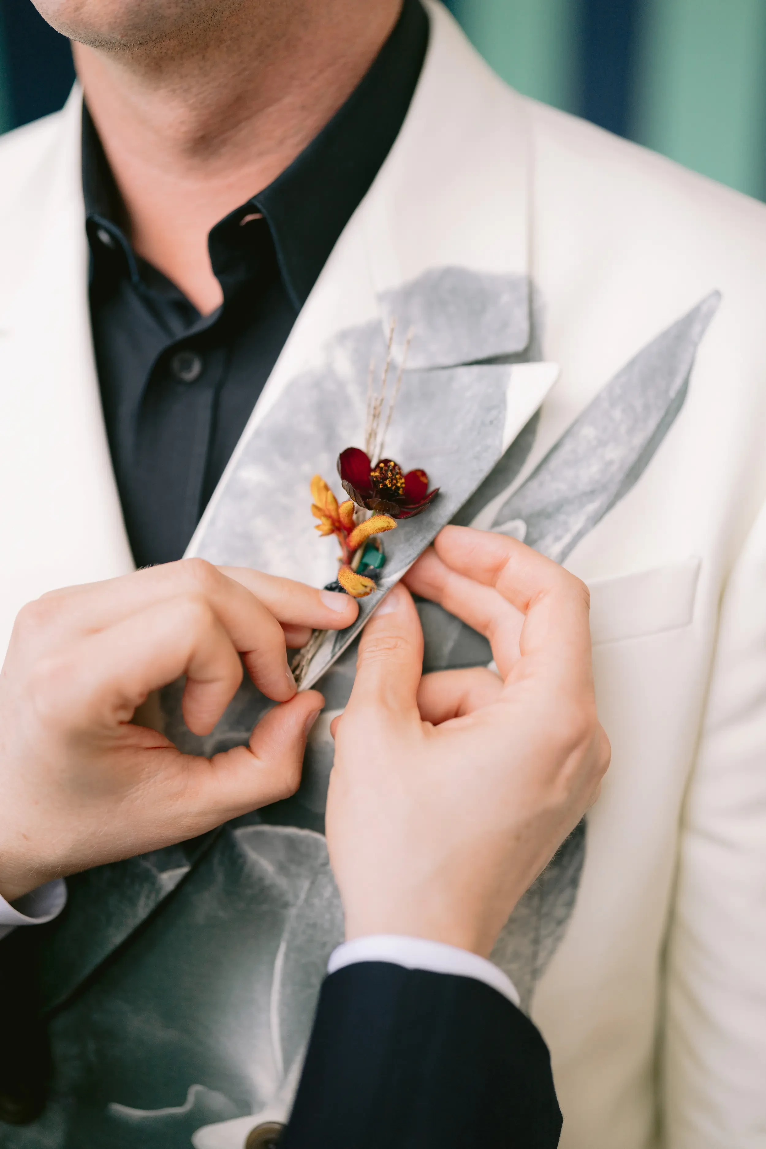 Appointing boutonnière