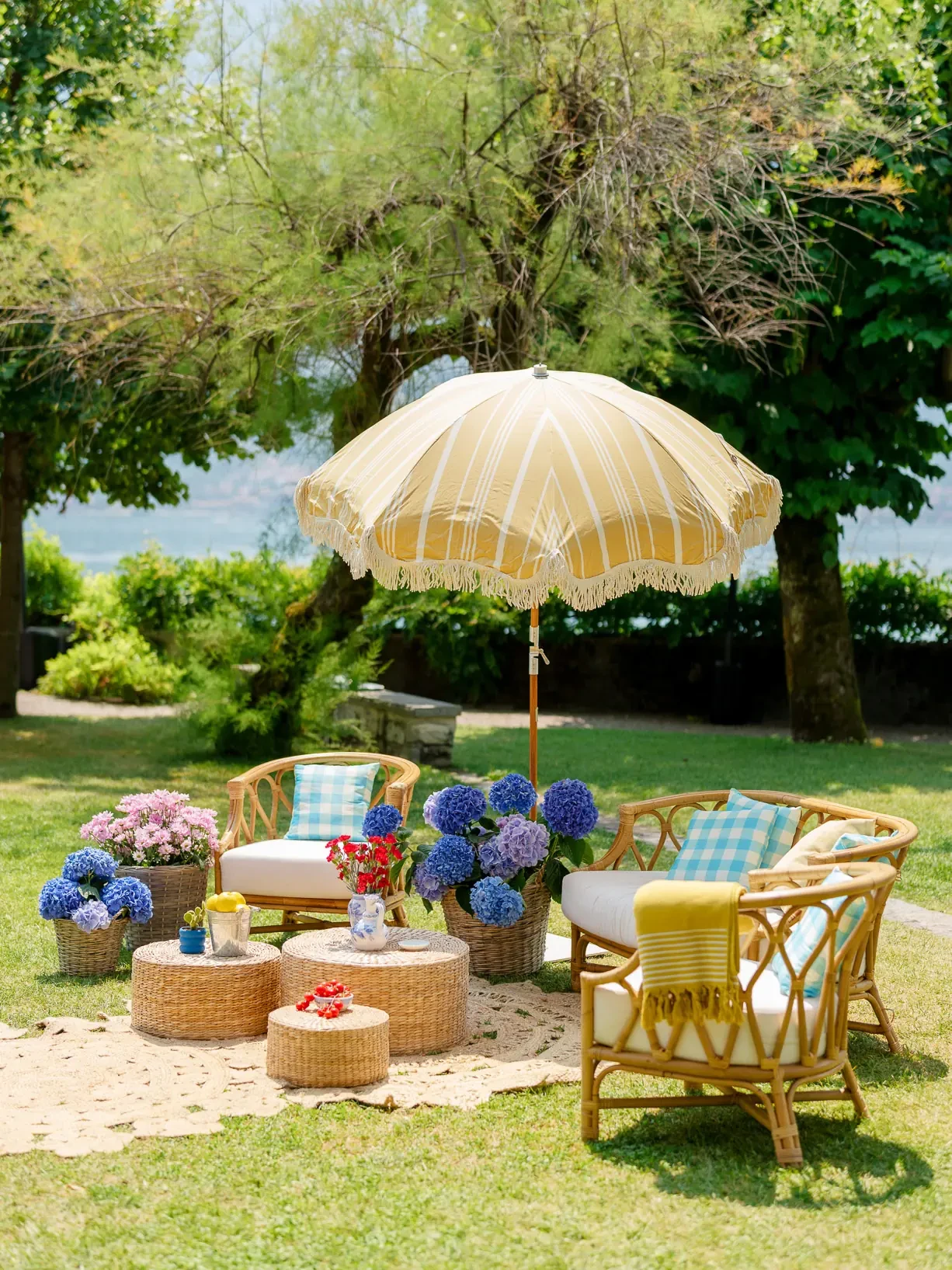 Sofa garden brunch in Villa Balbiano
