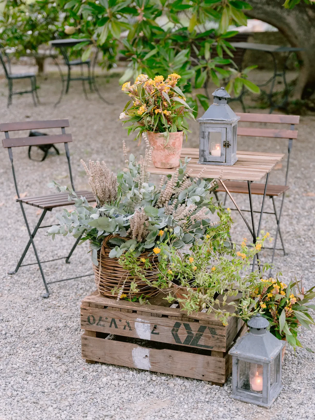 Floreal decoration for welcome dinner at Tenuta Bichi Borghesi in siena