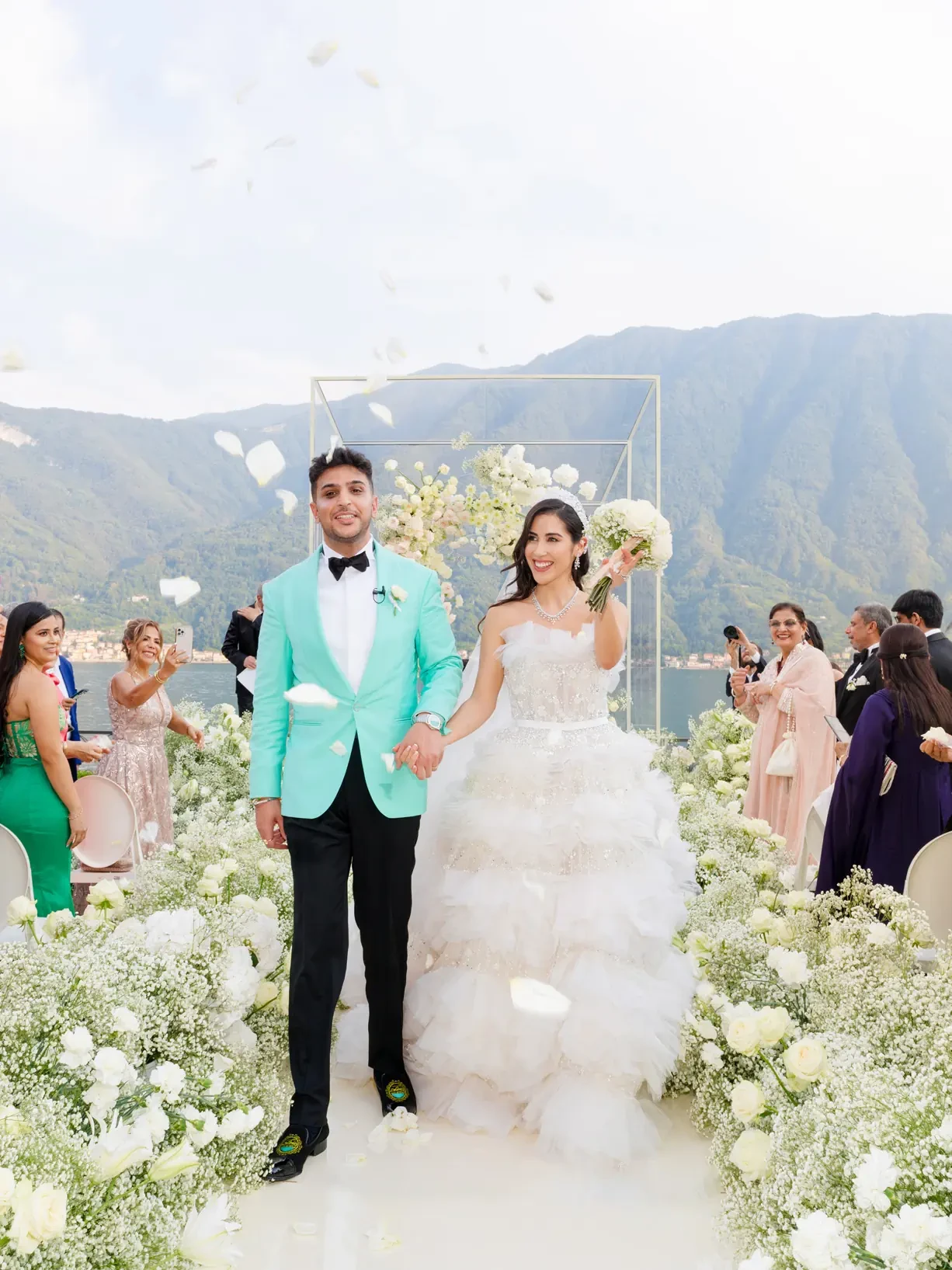 Newlyweds on the catwalk of Villa Balbiano