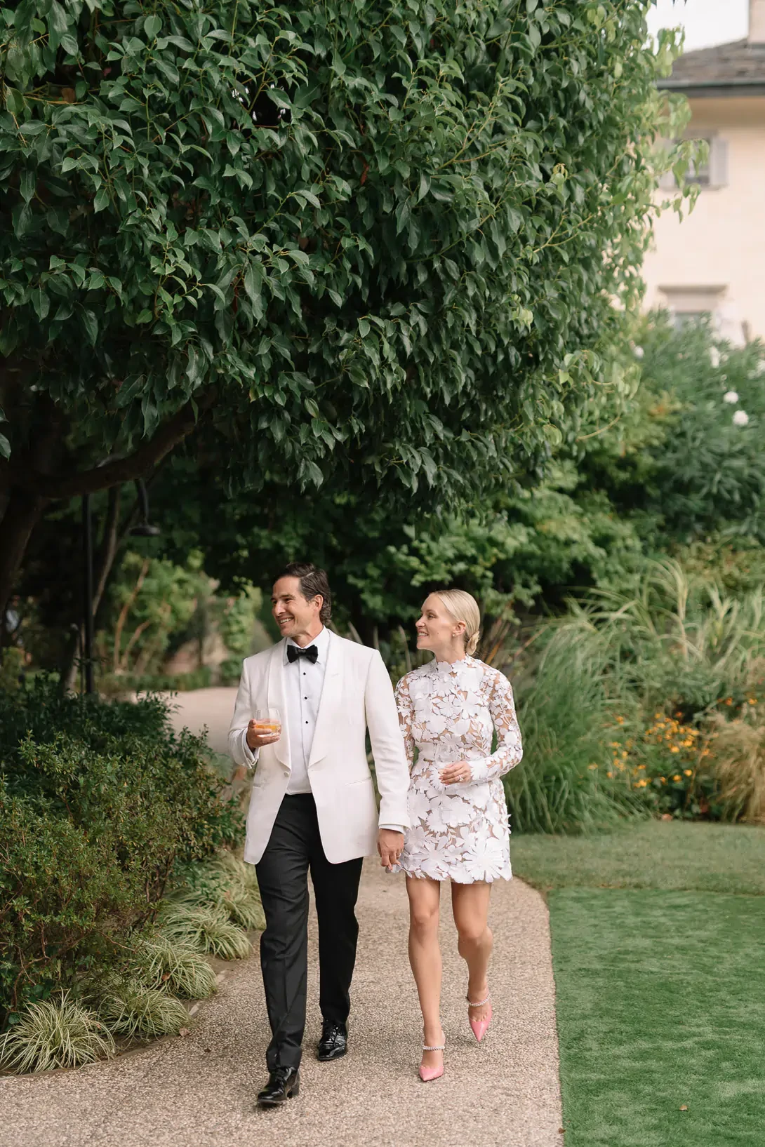 Bride and Groom in the gardens of Villa Balbiano