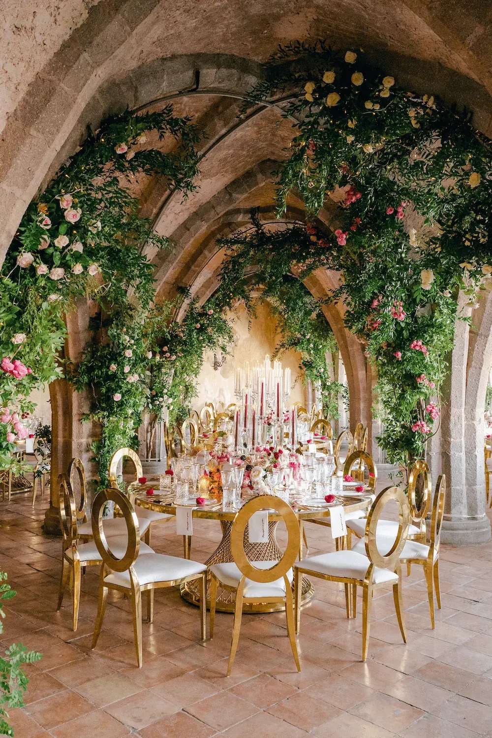 tablesetting for wedding dinner in villa cimbrone in Ravello