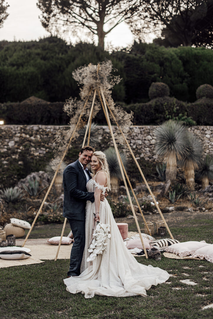 Bride and groom in the gardens of Villa Cimbrone