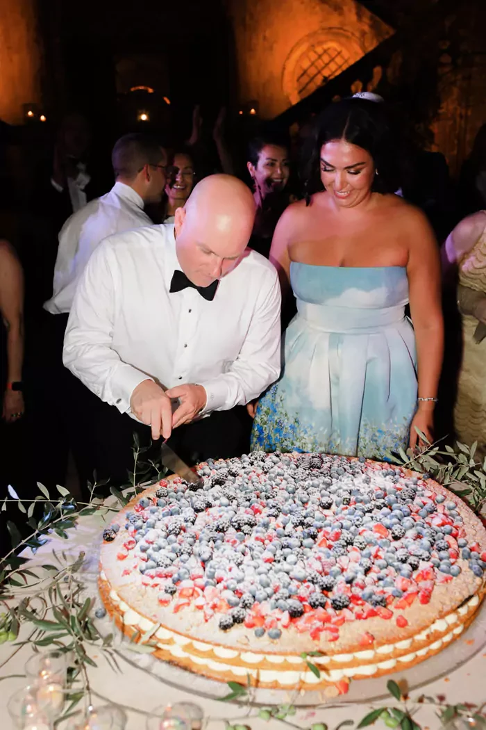 Bride and Groom cutting the wedding cake at Villa Cetinale
