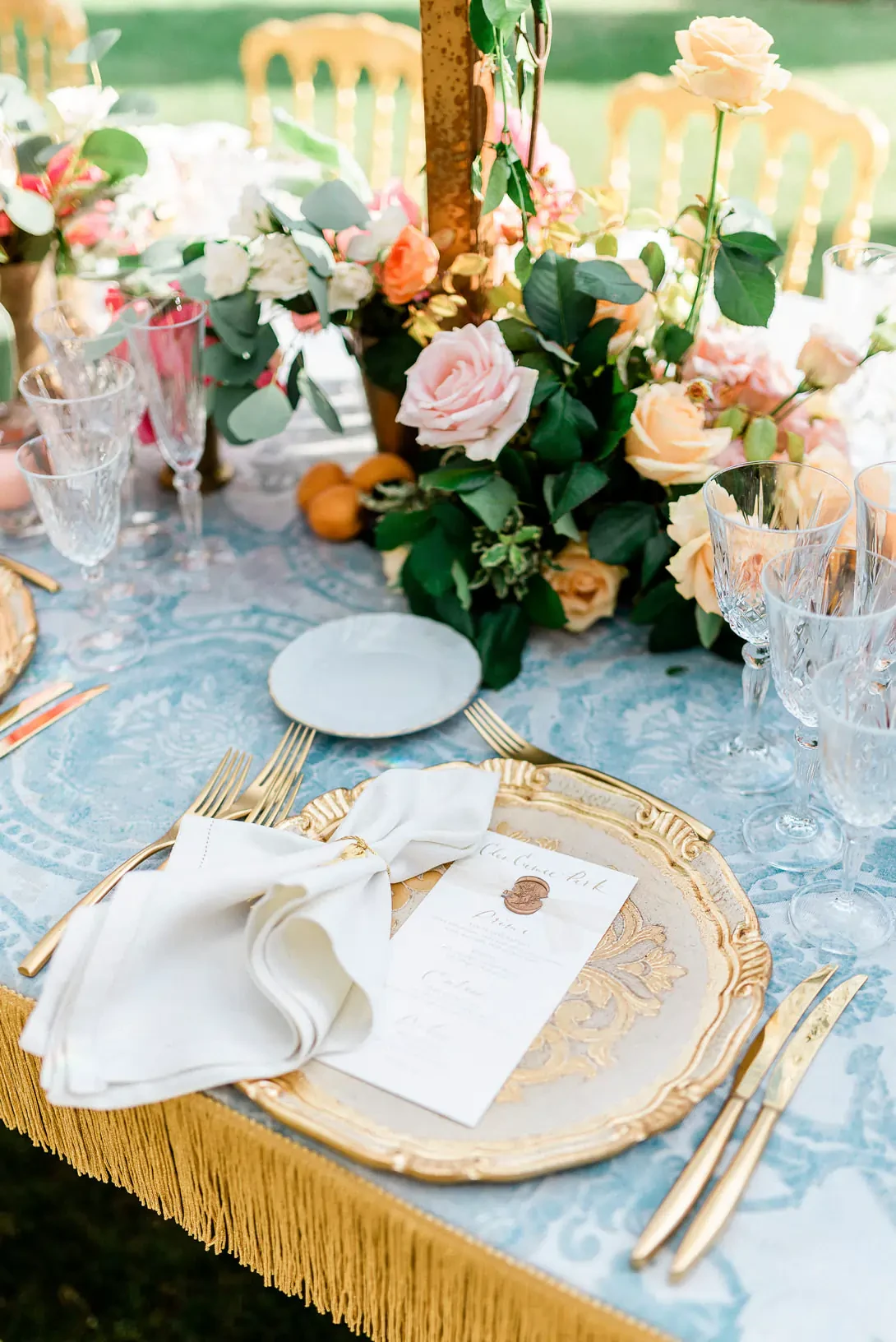 Table setting in pink, orange and gold