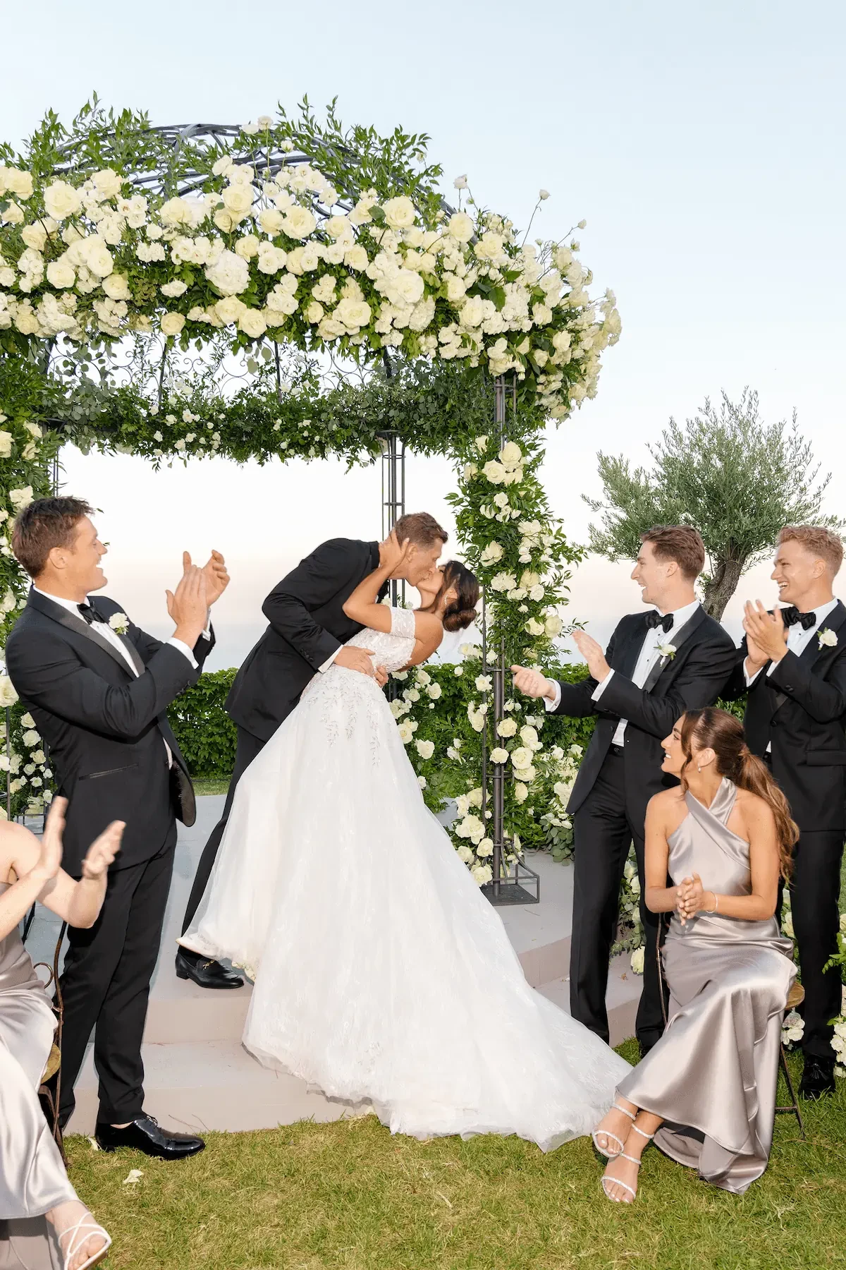 portrait of the newlyweds with bridemaids and groomsmen 