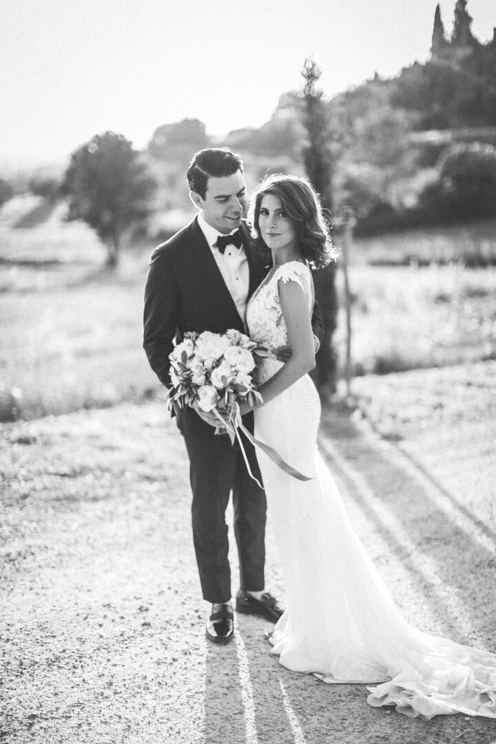 Bridal couple in a Tuscan garden