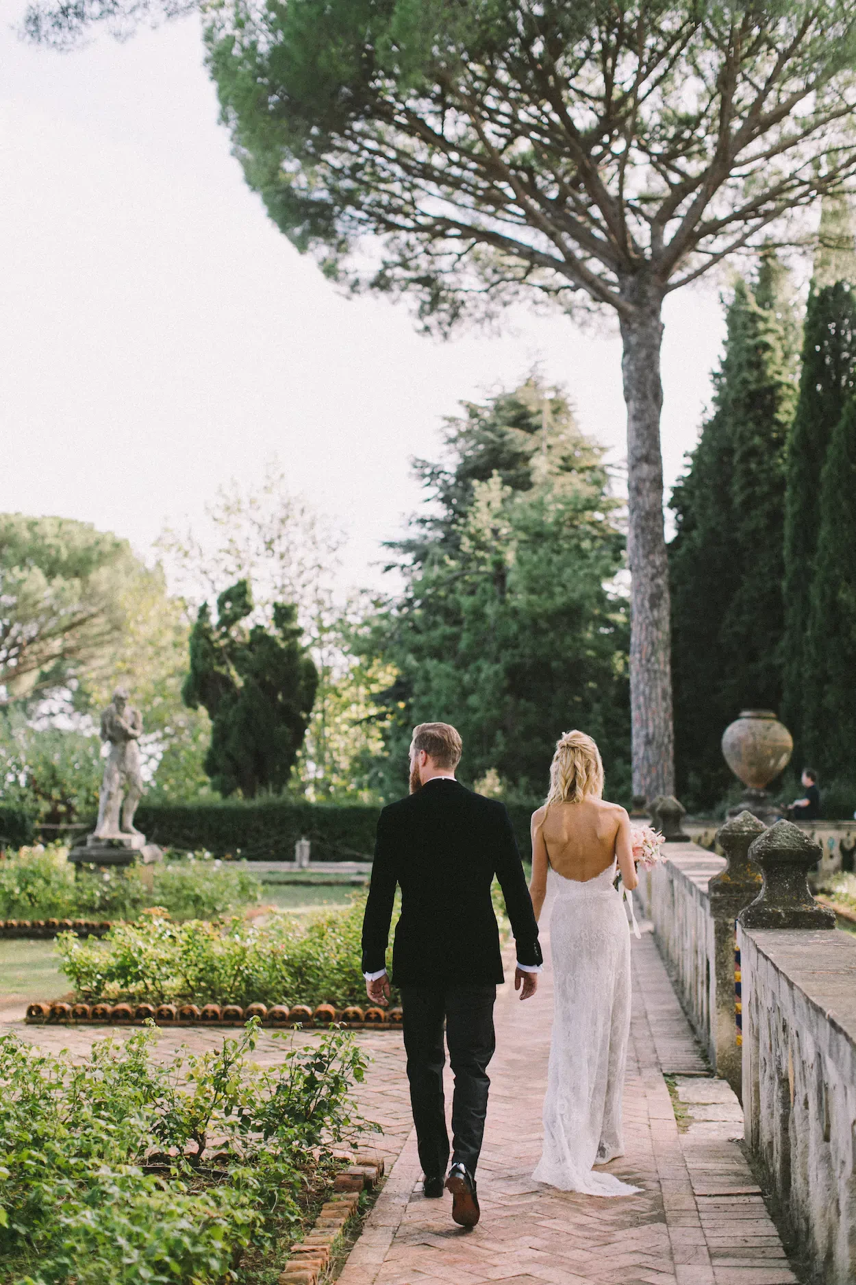 Bridal couple in the gardens of Villa Cimbrone