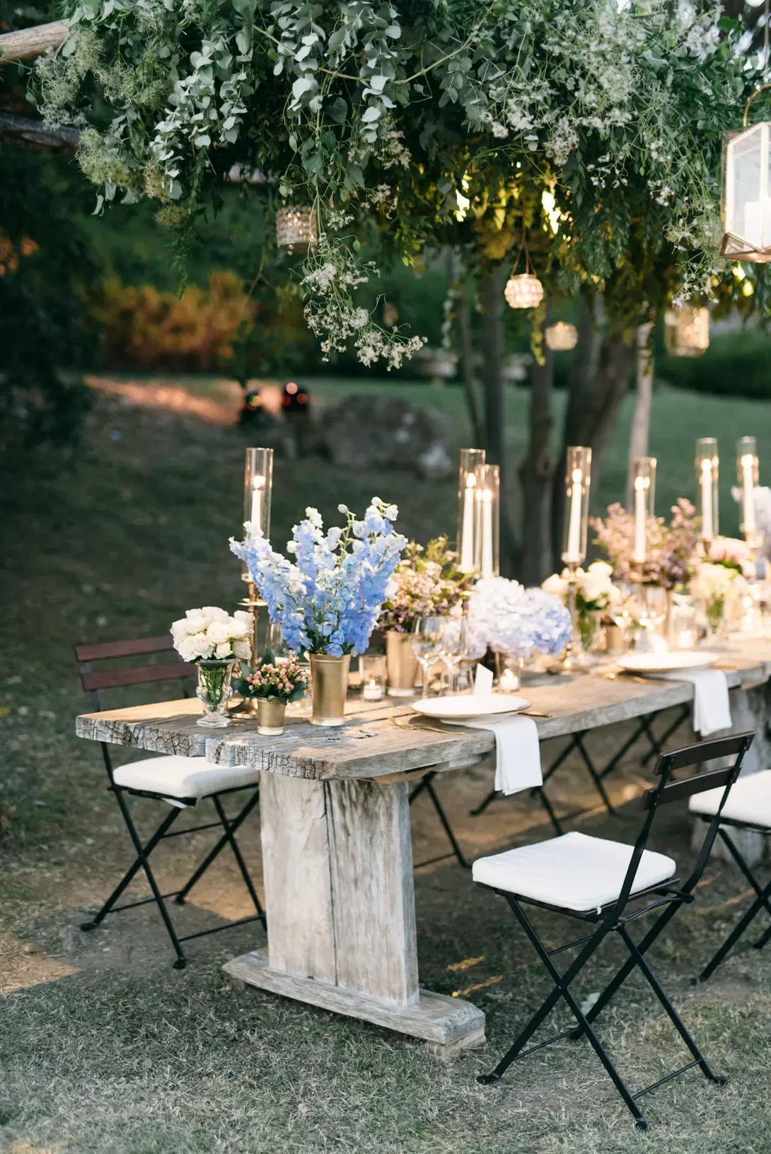 Flower decorations in pink and blue
