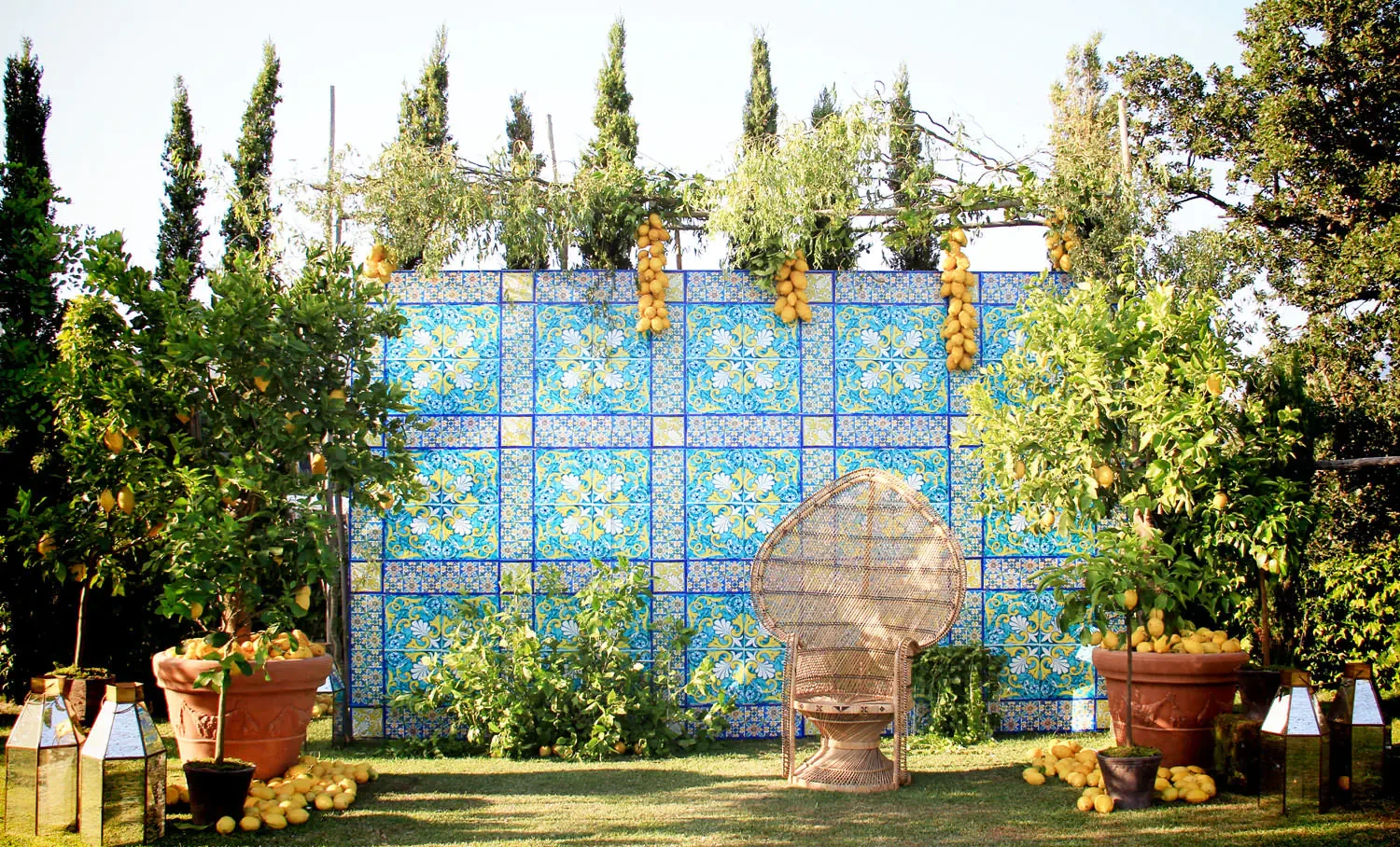 Decoration with lemons for photo booth