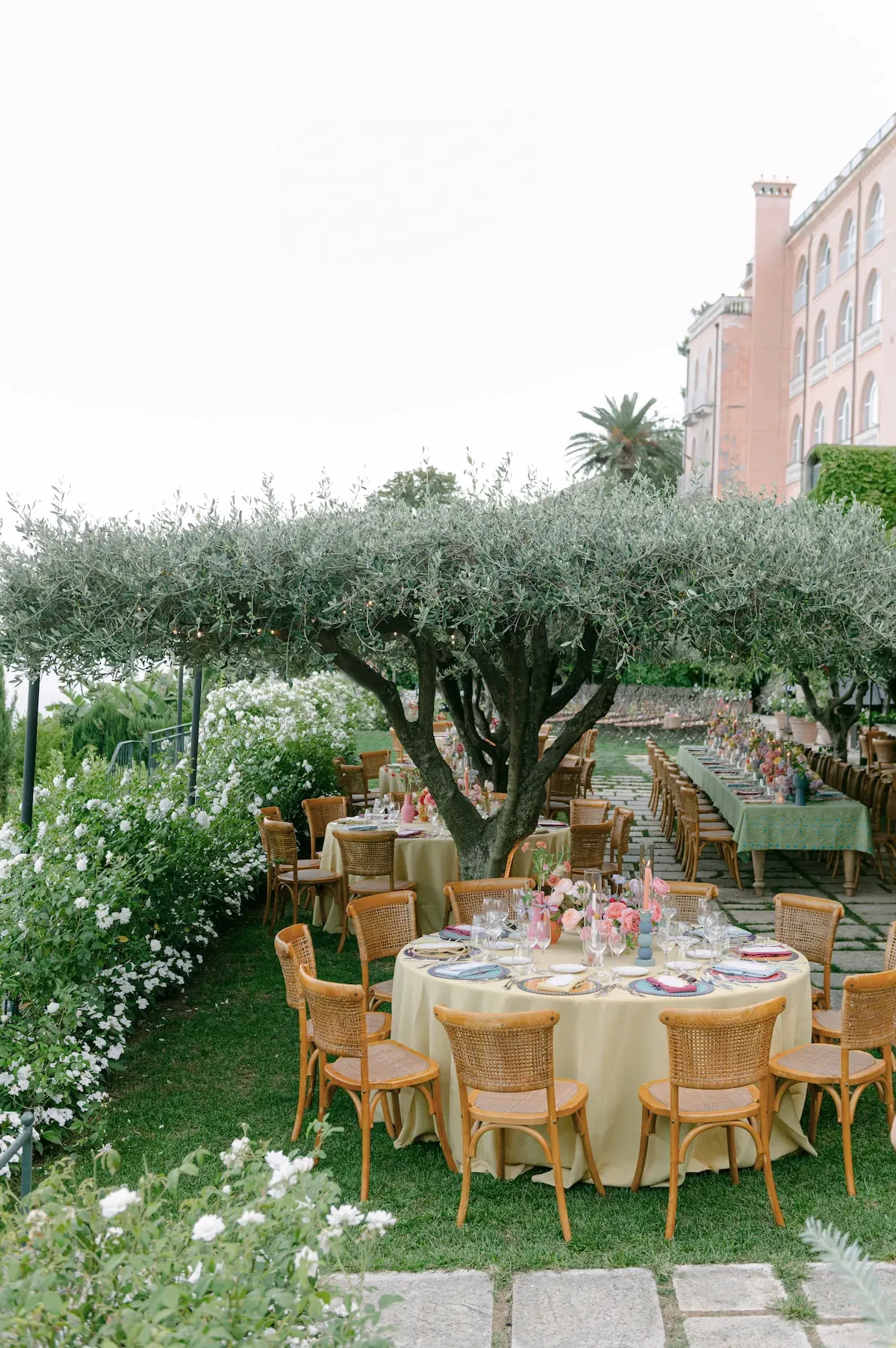 Round tables setup
