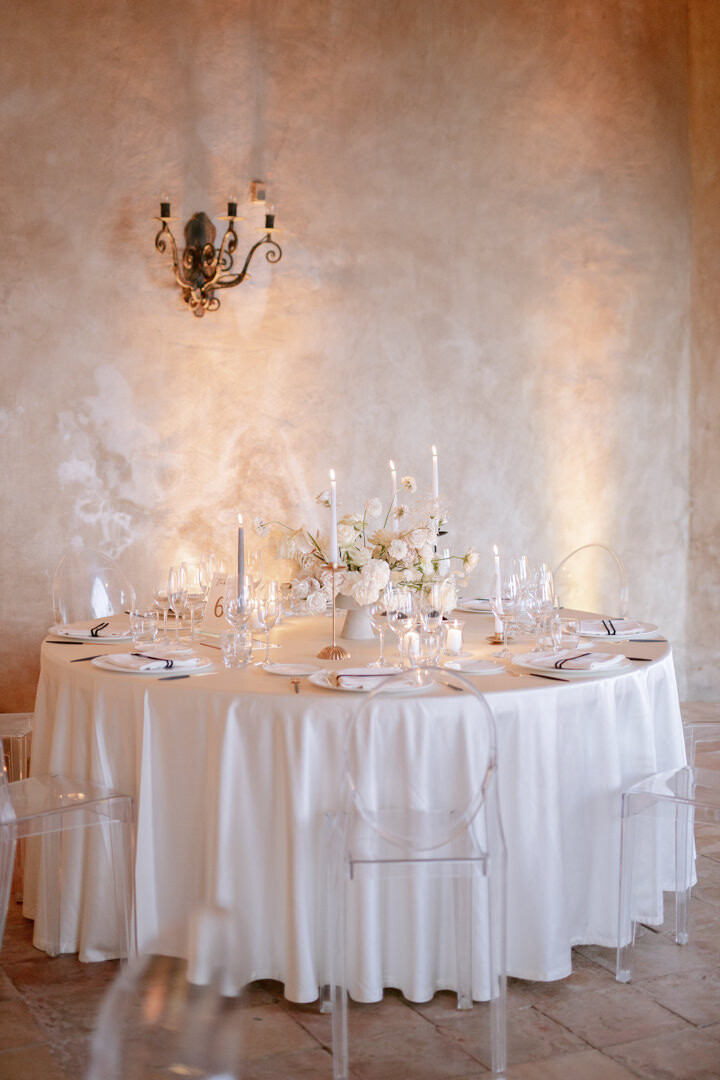Round table for the wedding banquet