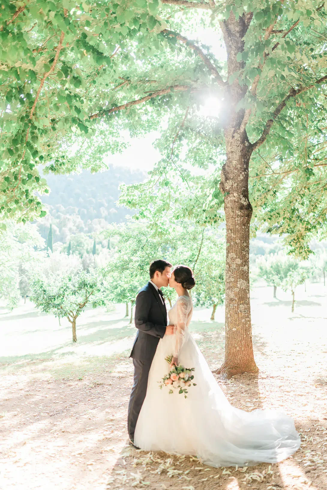 Bridal couple in the gardens of Villa Cetinale