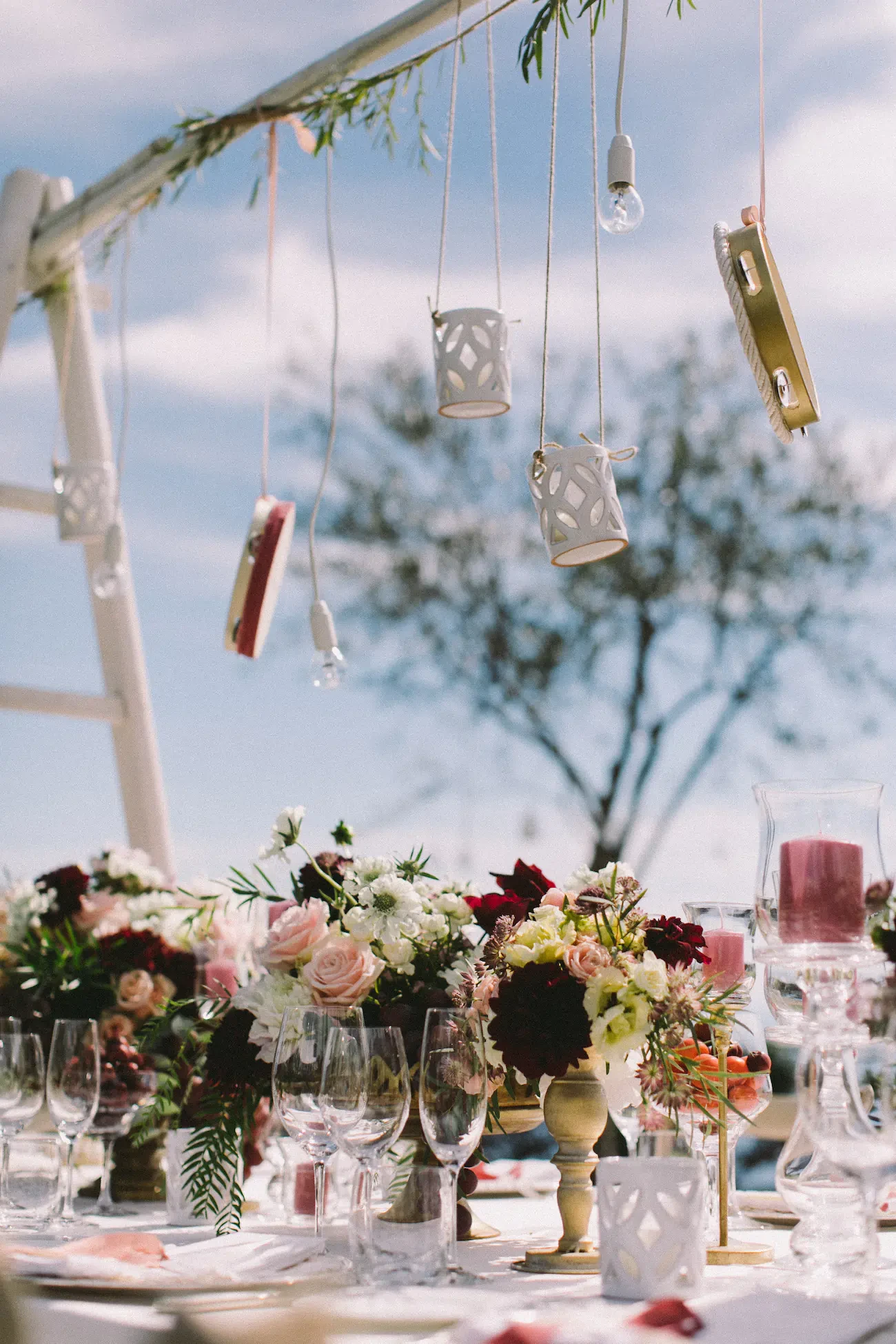 Flowers in pink and burgundy for wedding table