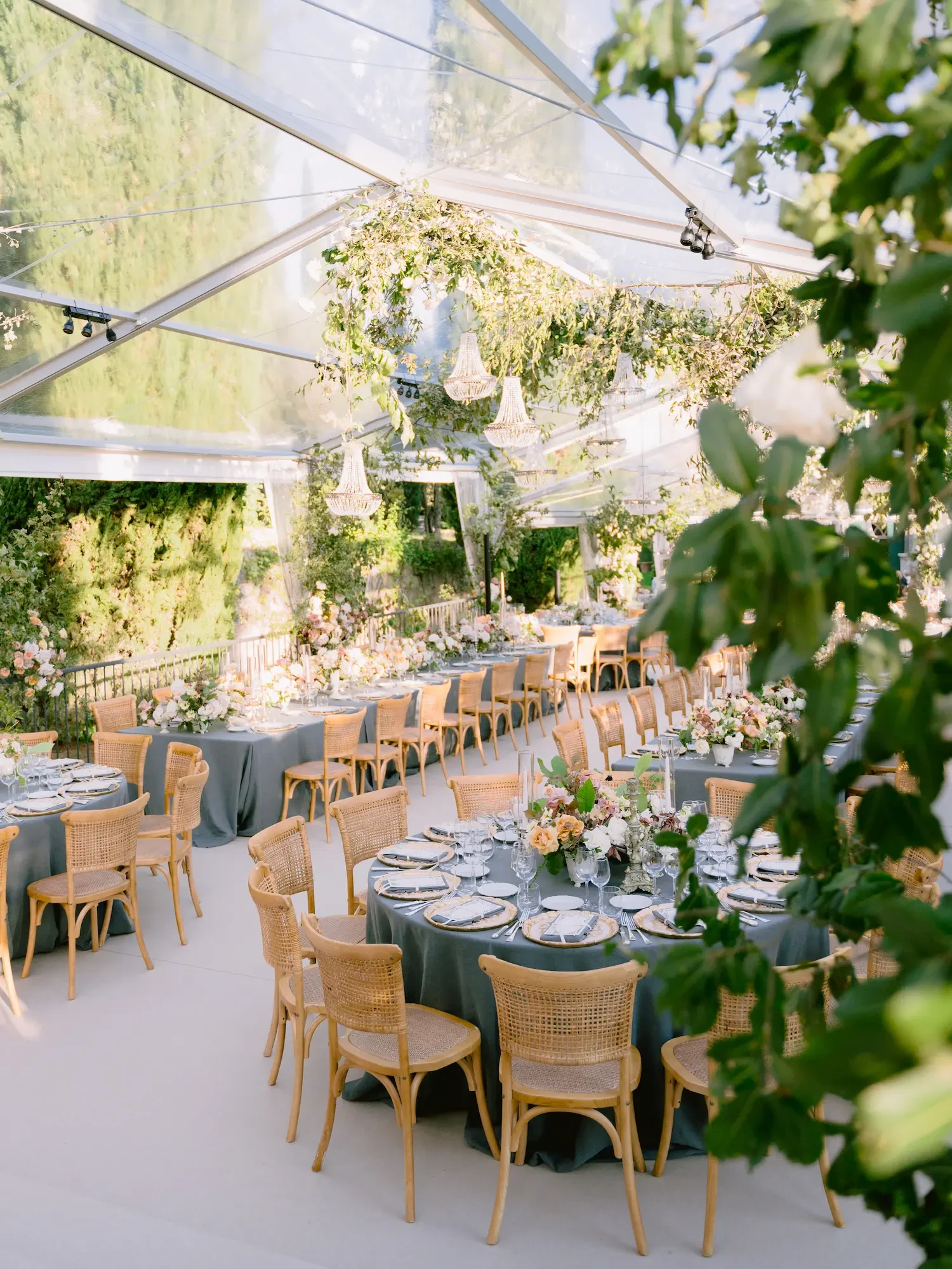 wedding tablesetting and decors in Villa Cetinale hall