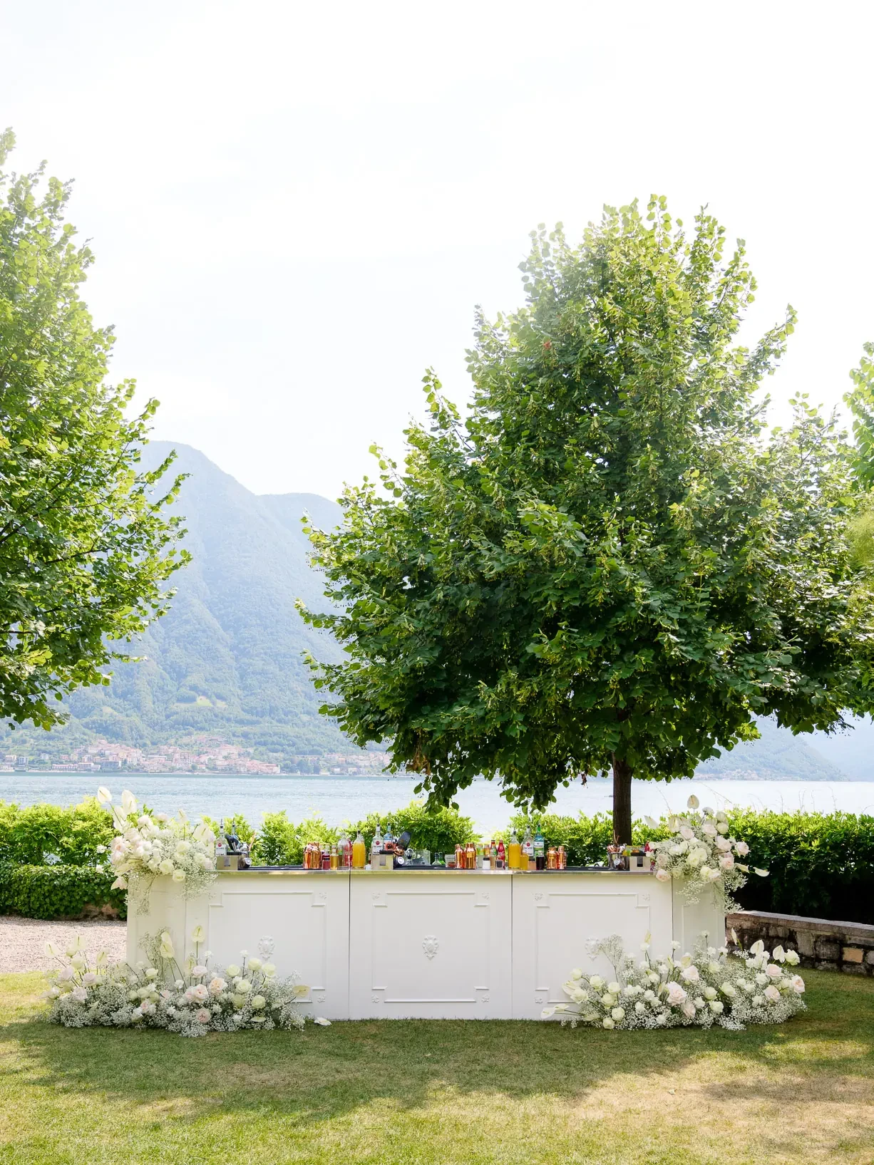 Wedding banquet floral decoration