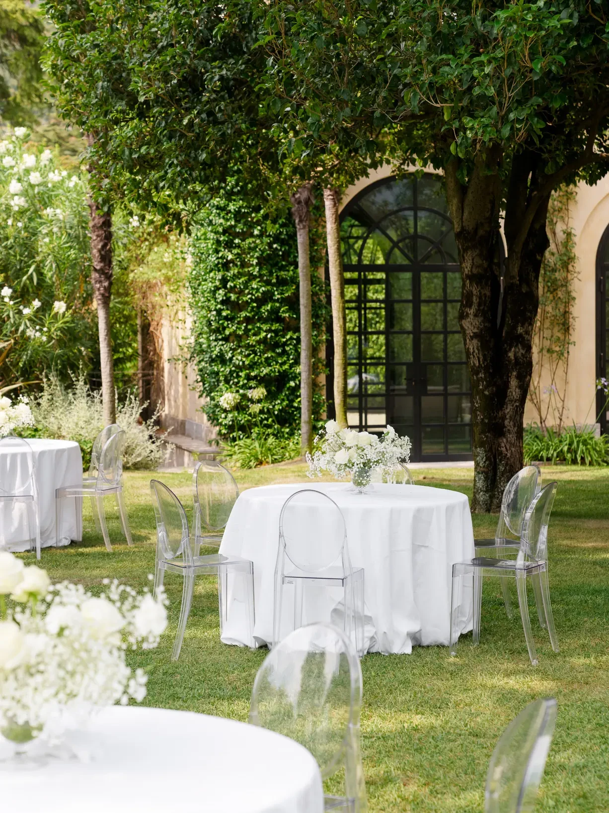 Round table wedding floral decorations