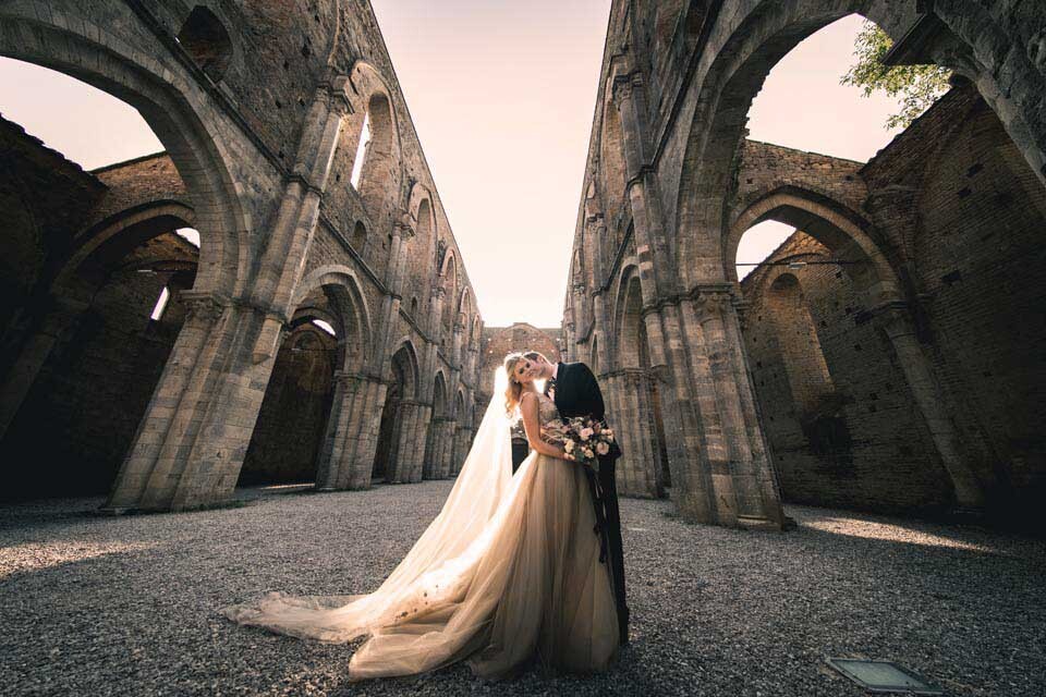 Wedding at San Galgano, where the sky is the ceiling