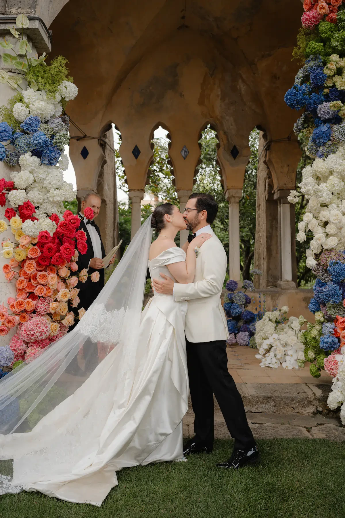 Newlyweds kissing Villa Cimbrone